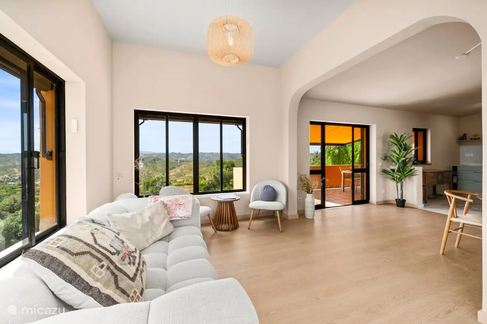 Living Room
De stijlvolle woonkamer is licht en ruim dankzij de grote ramen en biedt een prachtig panoramisch uitzicht. Er is een comfortabele zithoek, een open haard en een Smart TV — een fijne plek 