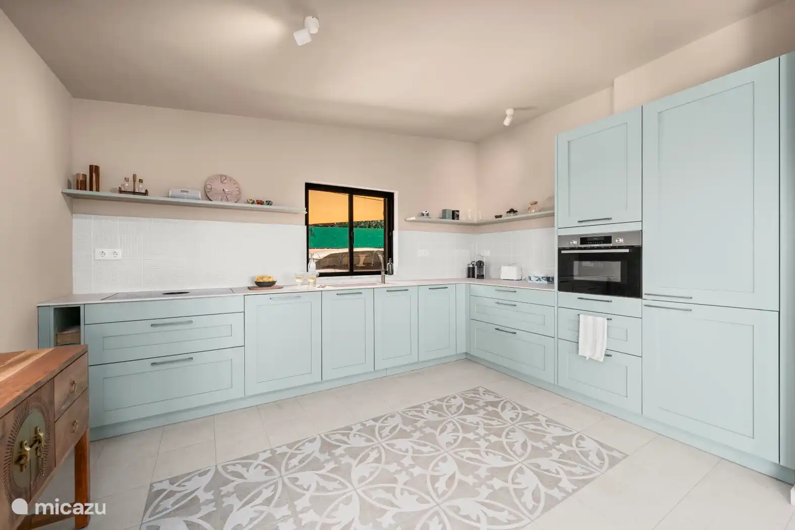 Kitchen
De moderne, open keuken is volledig uitgerust en beschikt over een ruime inductiekookplaat, oven, magnetron, vaatwasser, koelkast, vriezer en veel werkruimte. Dankzij de directe verbinding met
