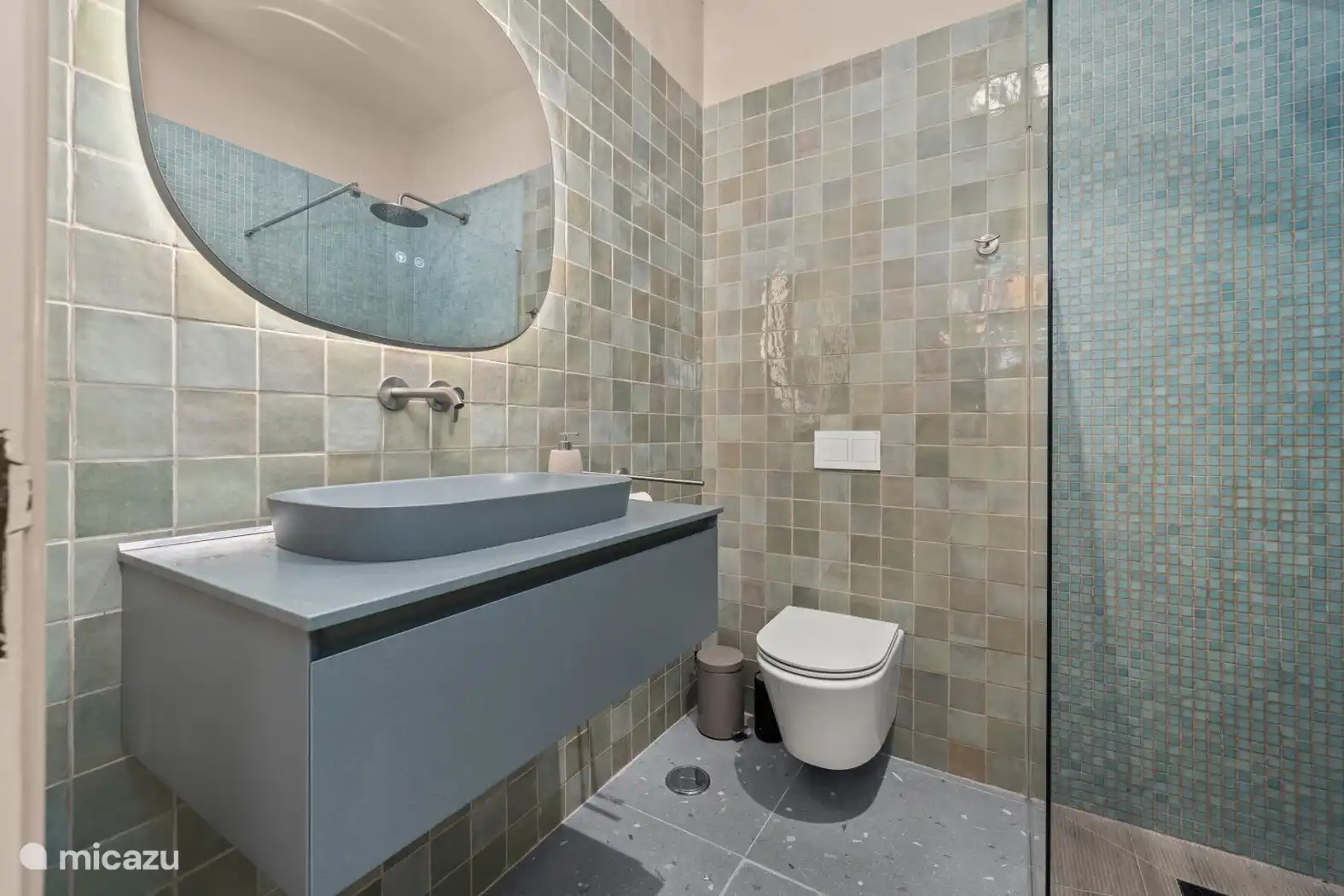 Bathroom
Alle vier de badkamers zijn modern en comfortabel ingericht. De drie en-suite badkamers bij de slaapkamers zijn onlangs gerenoveerd en voorzien van vloerverwarming, zodat je ook tijdens de ko