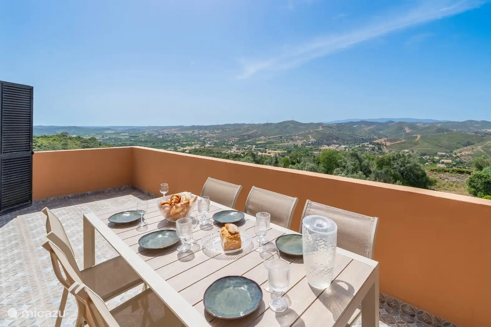 Outside
De villa beschikt over een ruim overdekt terras met een eettafel en barbecue. Het is de ideale plek voor een rustig ontbijt, een lange lunch of een gezellige avond buiten. De tuin is omgeven d