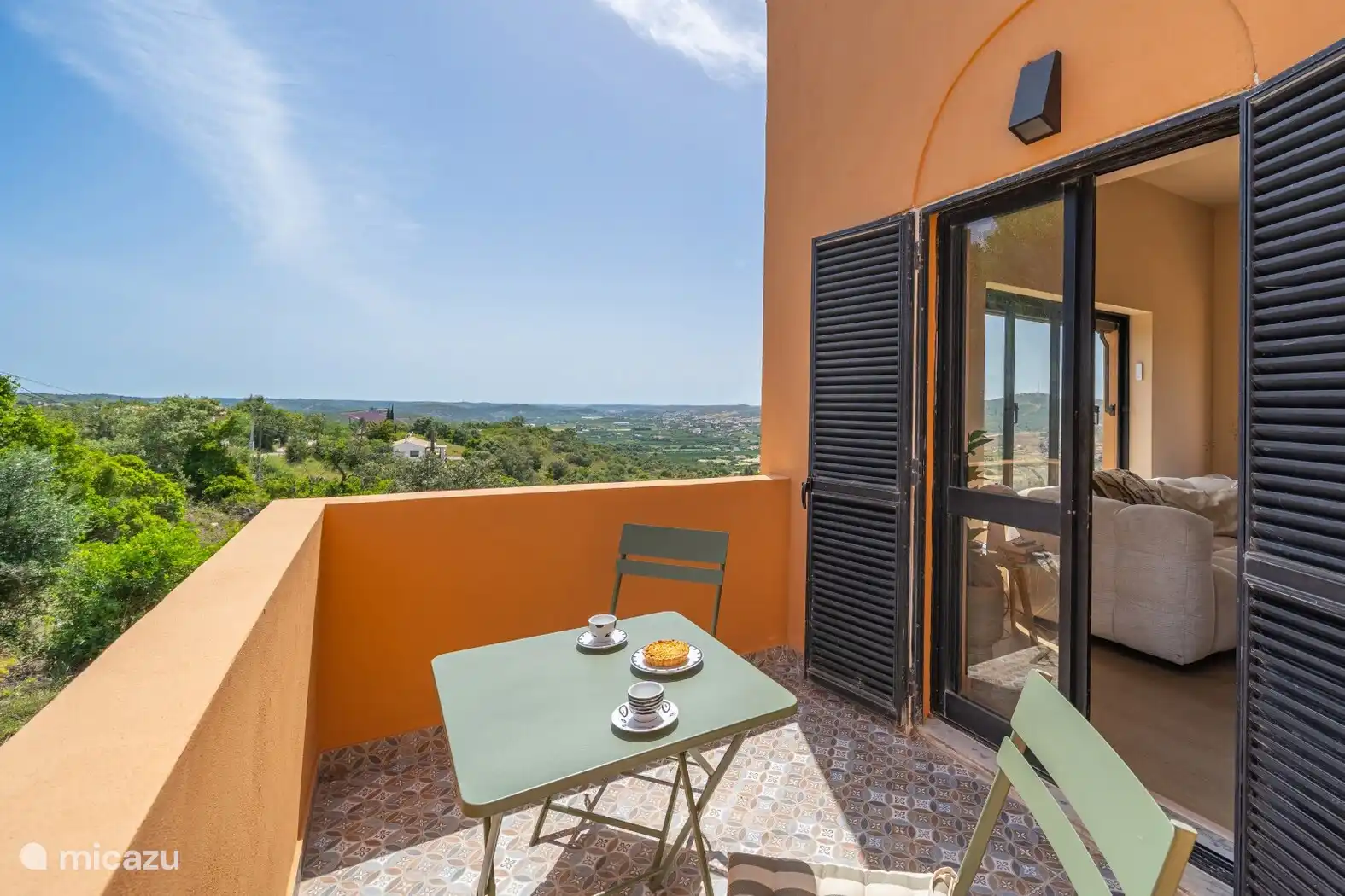 Outside
De villa beschikt over een ruim overdekt terras met een eettafel en barbecue. Het is de ideale plek voor een rustig ontbijt, een lange lunch of een gezellige avond buiten. De tuin is omgeven d