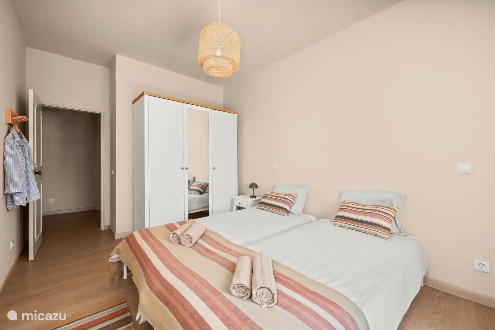 Bedrooms
Drie comfortabele slaapkamers bevinden zich op de benedenverdieping. Elke slaapkamer heeft openslaande deuren naar het zwembadterras en beschikt over een eigen, onlangs gerenoveerde badkamer 