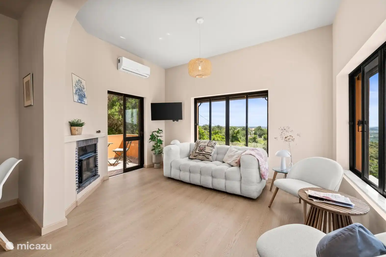 Living Room
De stijlvolle woonkamer is licht en ruim dankzij de grote ramen en biedt een prachtig panoramisch uitzicht. Er is een comfortabele zithoek, een open haard en een Smart TV — een fijne plek 