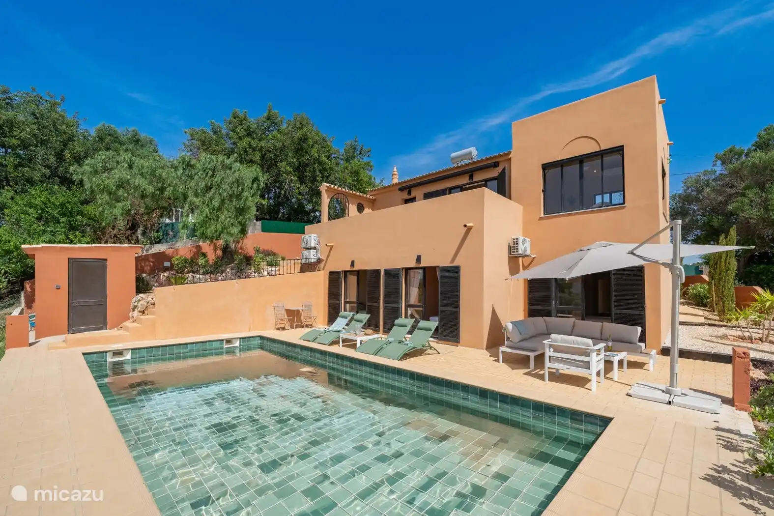 Pool
Het privézwembad van 9 x 4 meter ligt centraal in de fraai aangelegde tuin. Rondom het zwembad staan comfortabele ligbedden, perfect om te ontspannen en te genieten van de rust en het prachtige u