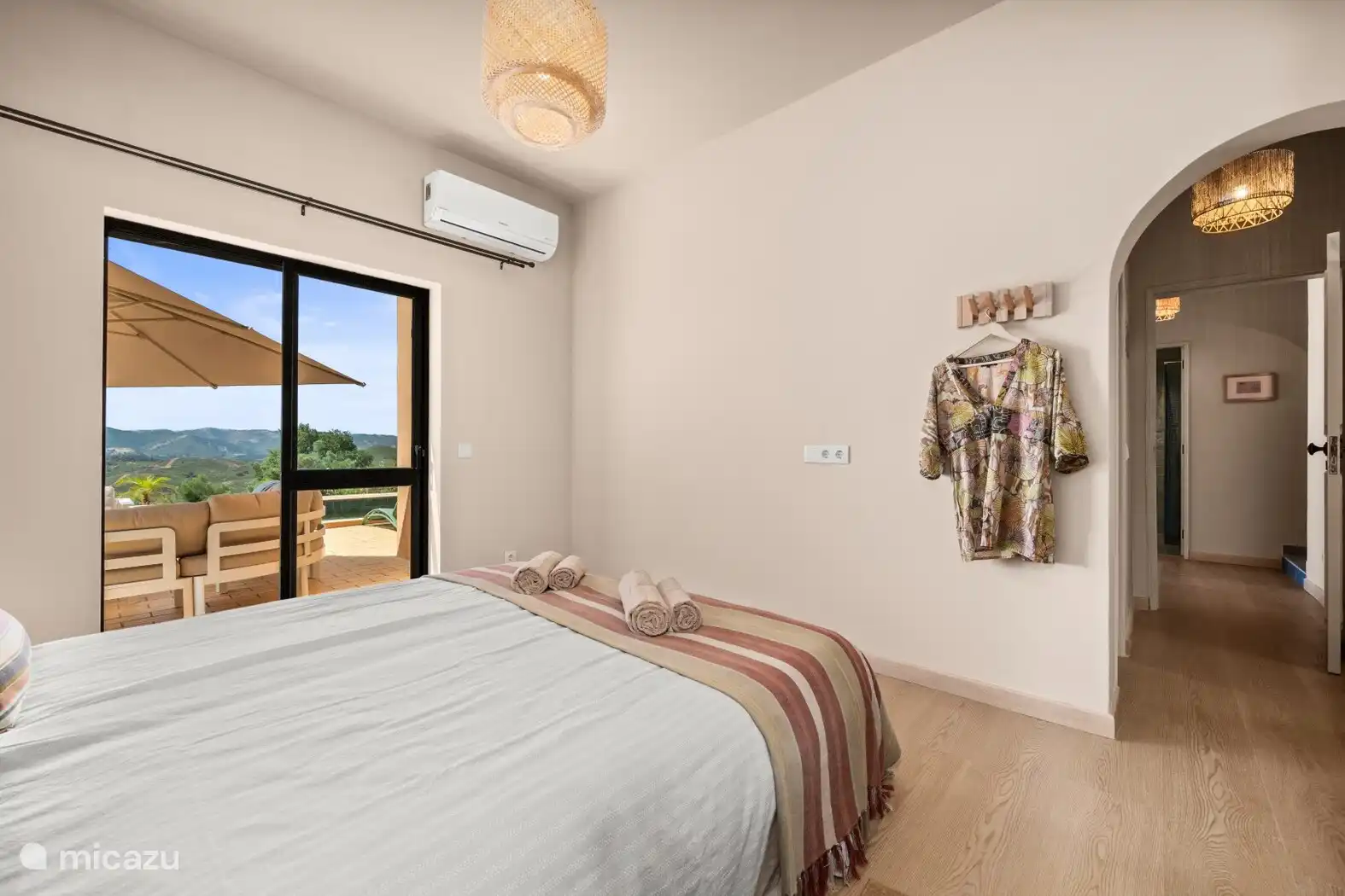 Bedrooms
Drie comfortabele slaapkamers bevinden zich op de benedenverdieping. Elke slaapkamer heeft openslaande deuren naar het zwembadterras en beschikt over een eigen, onlangs gerenoveerde badkamer 