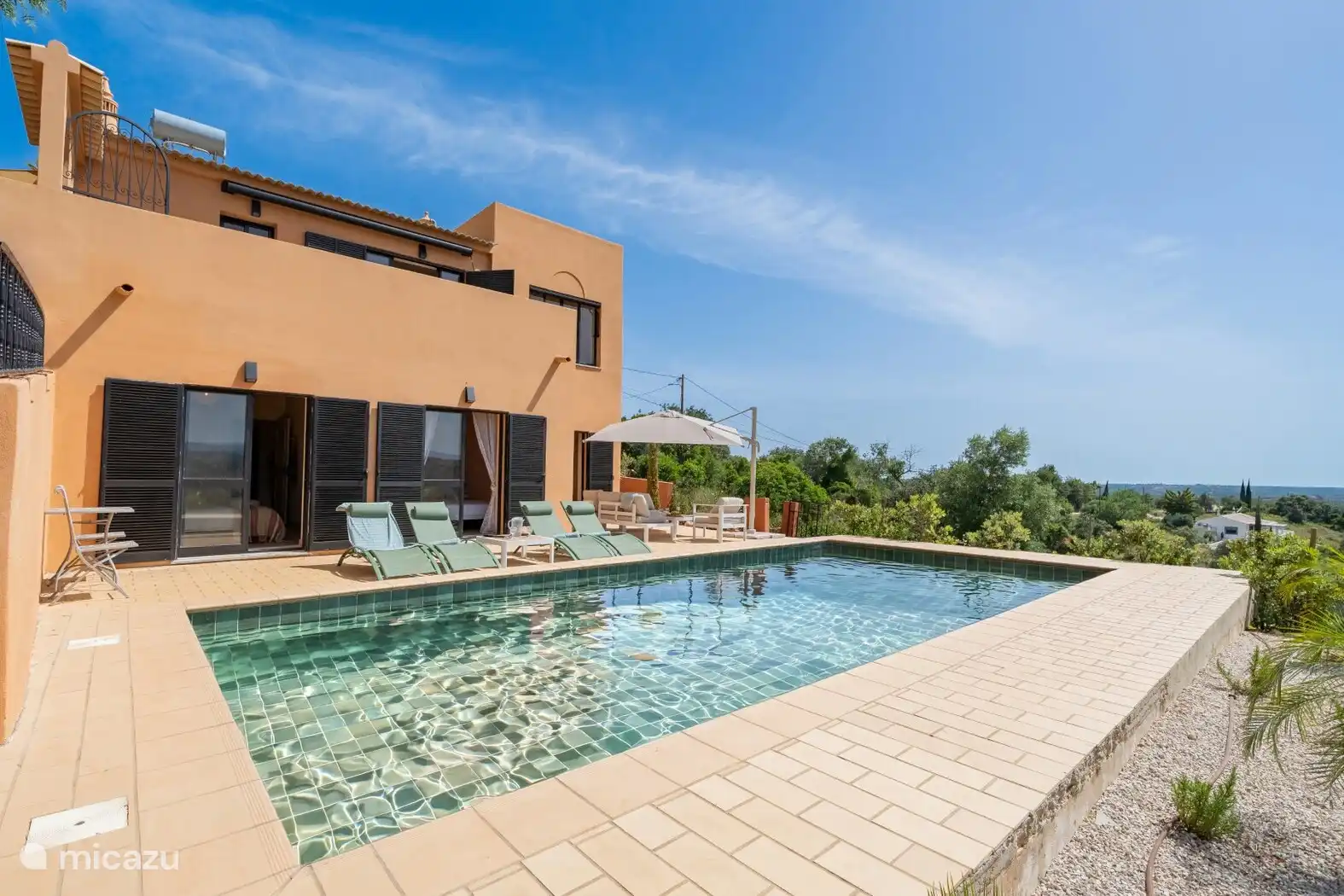 Pool
Het privézwembad van 9 x 4 meter ligt centraal in de fraai aangelegde tuin. Rondom het zwembad staan comfortabele ligbedden, perfect om te ontspannen en te genieten van de rust en het prachtige u