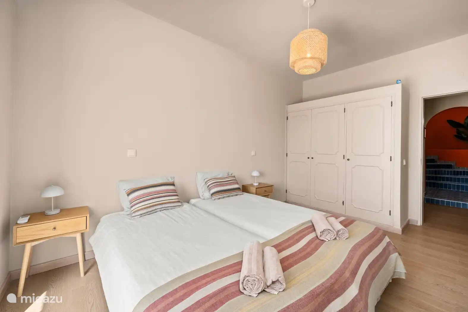 Bedrooms
Drie comfortabele slaapkamers bevinden zich op de benedenverdieping. Elke slaapkamer heeft openslaande deuren naar het zwembadterras en beschikt over een eigen, onlangs gerenoveerde badkamer 