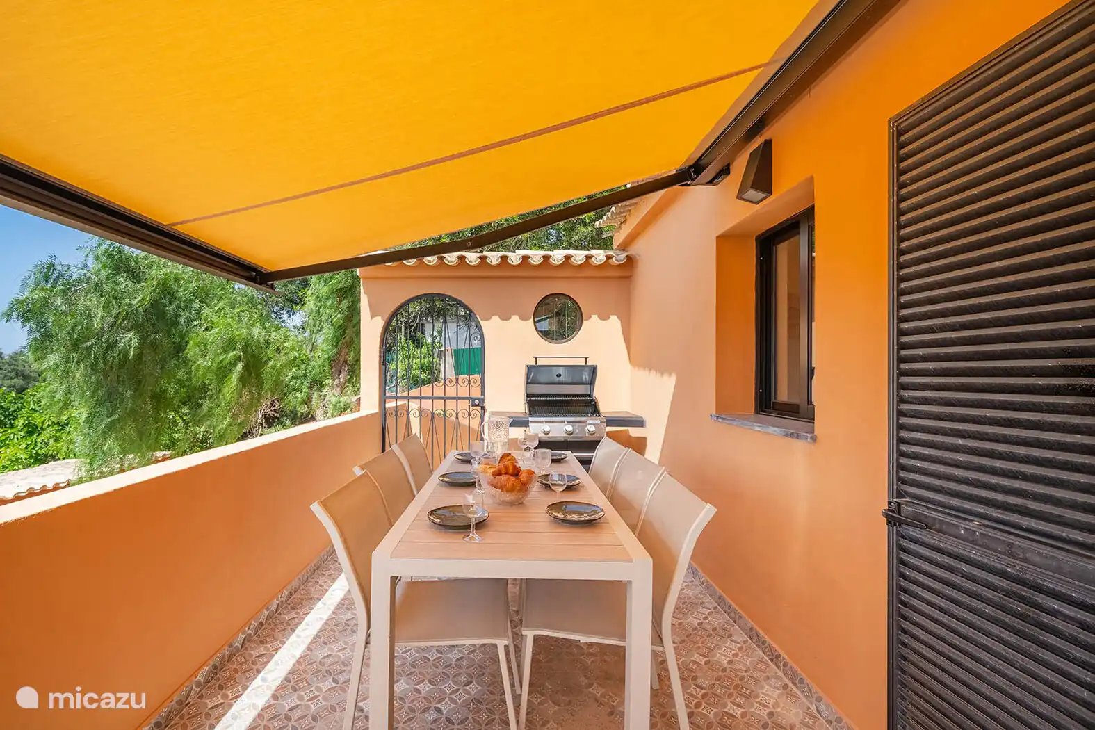 Outside
De villa beschikt over een ruim overdekt terras met een eettafel en barbecue. Het is de ideale plek voor een rustig ontbijt, een lange lunch of een gezellige avond buiten. De tuin is omgeven d