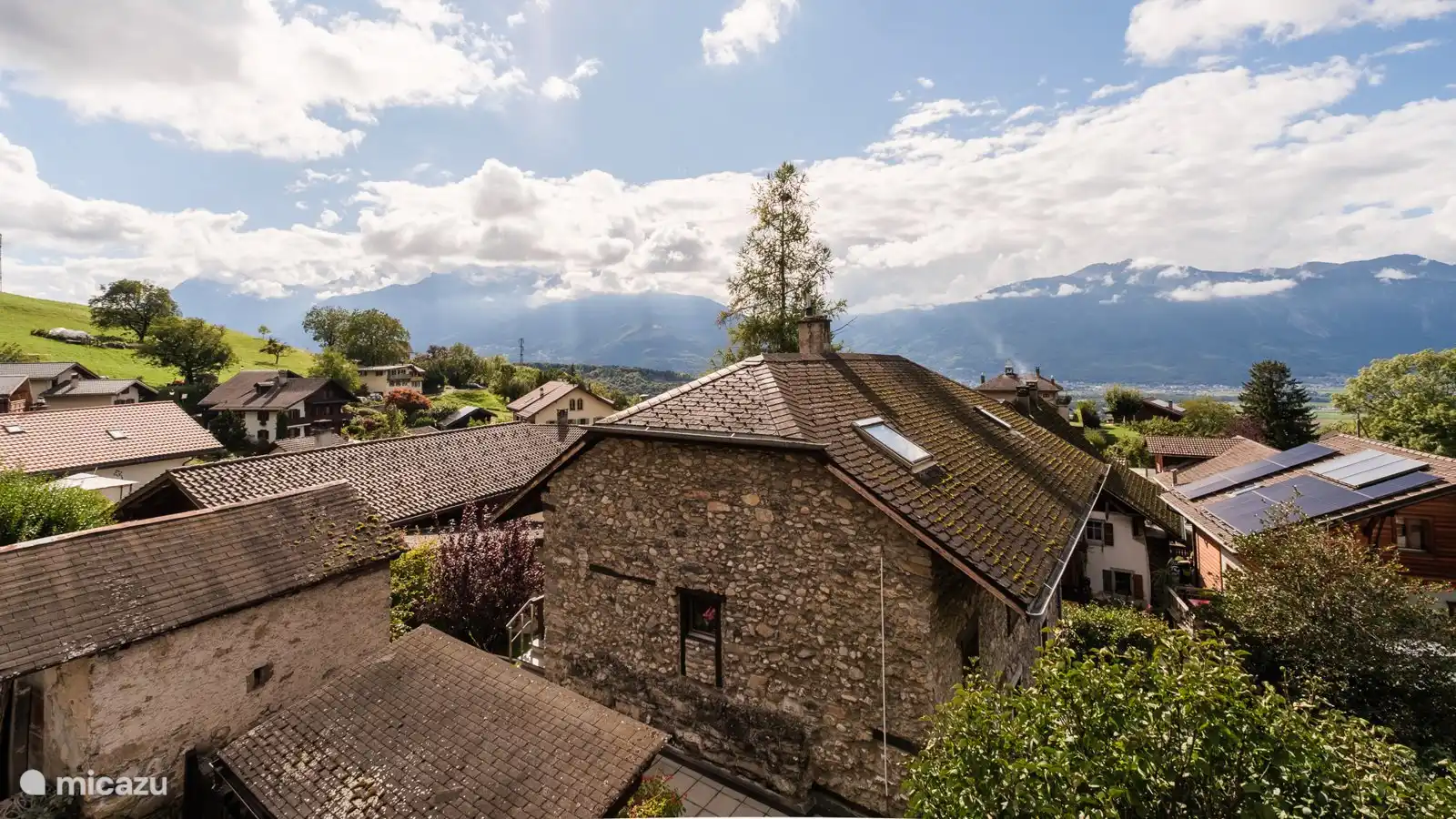 Het uitzicht op het dorp en de bergen vanuit het chalet
