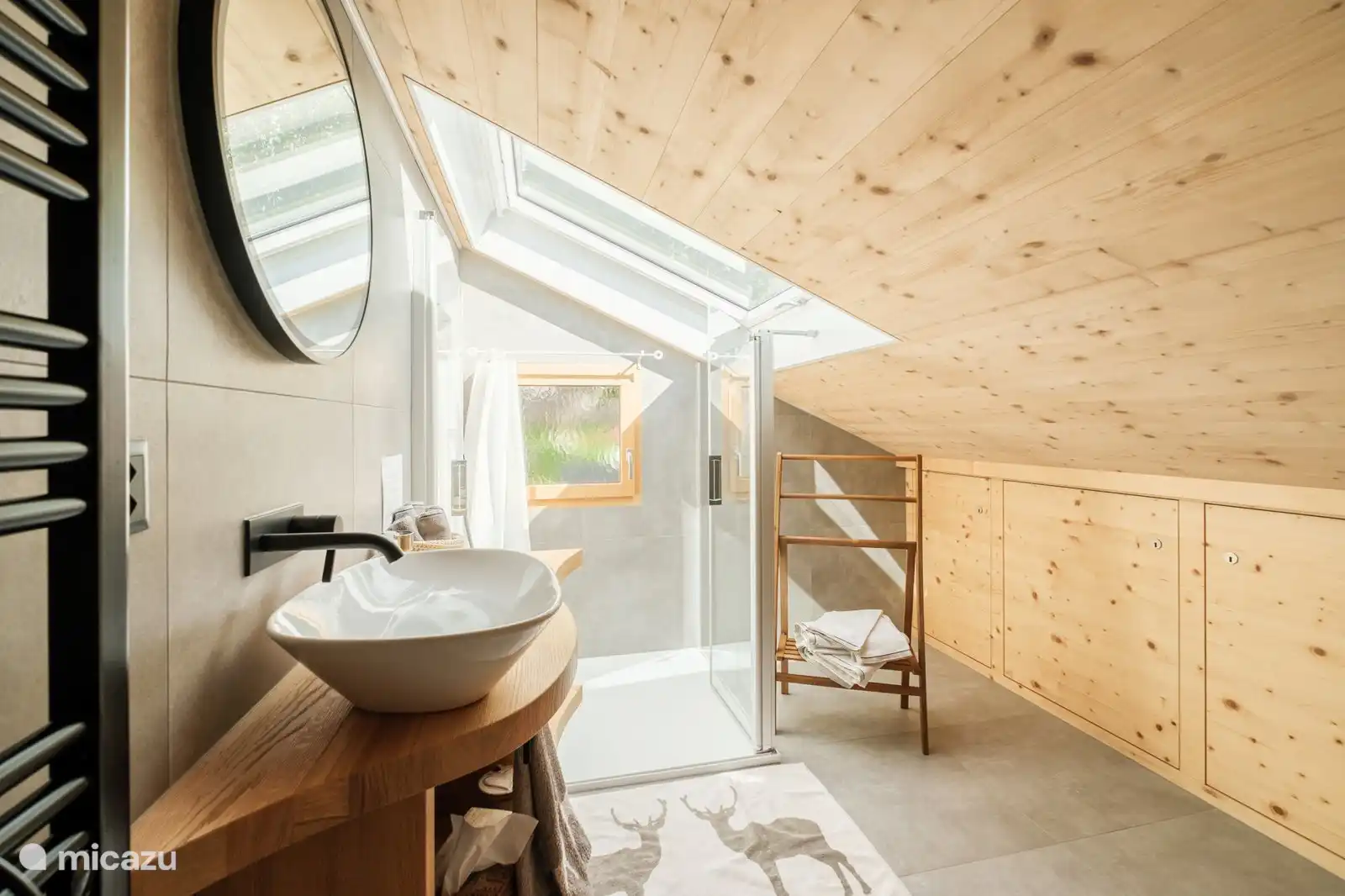Moderne badkamer badend in licht