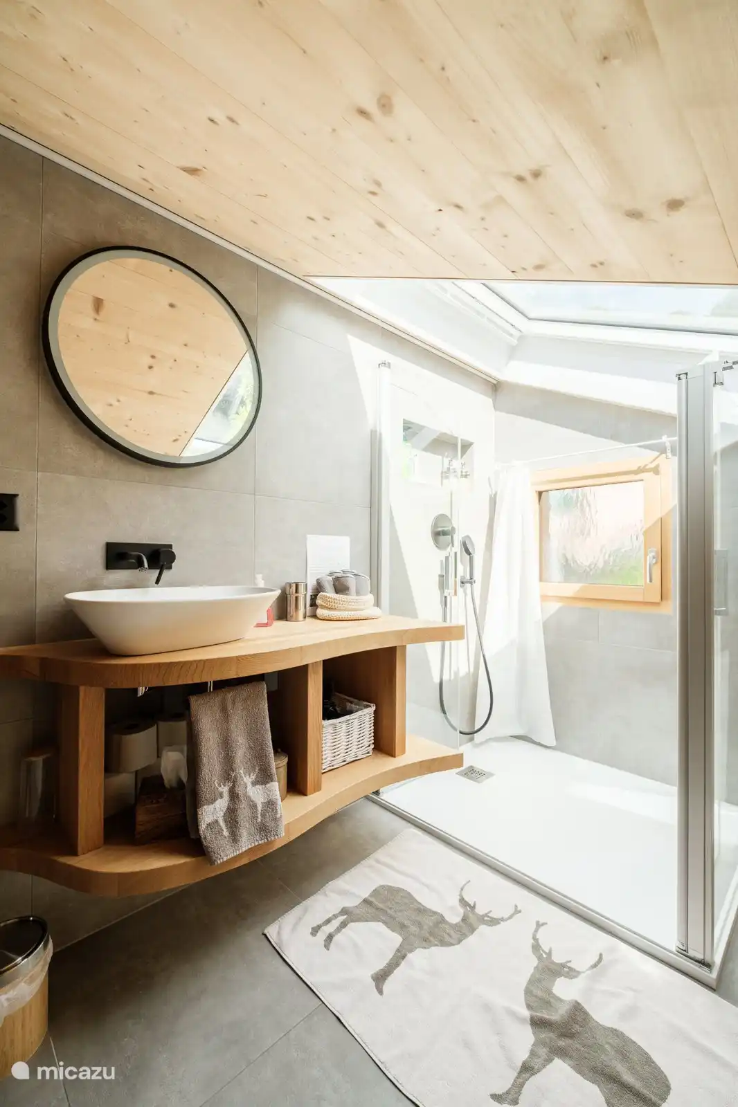Licht badkamer met douche en houten wastafel