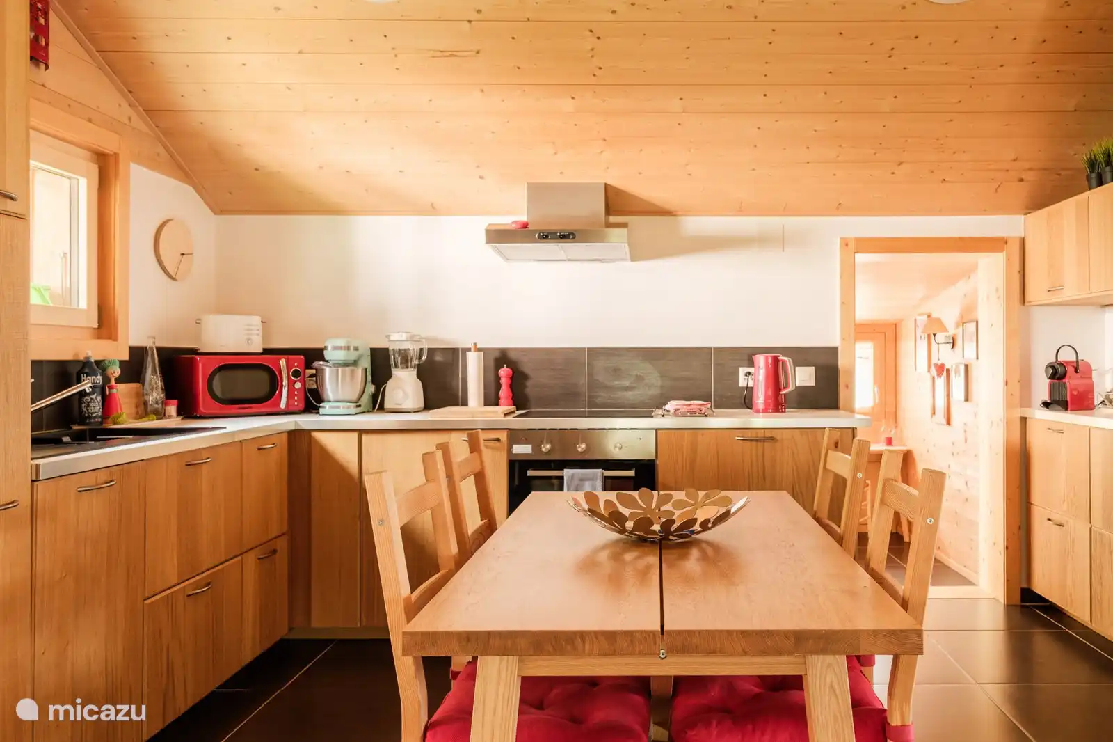 De uitgebreide keuken, open naar de eetkamer