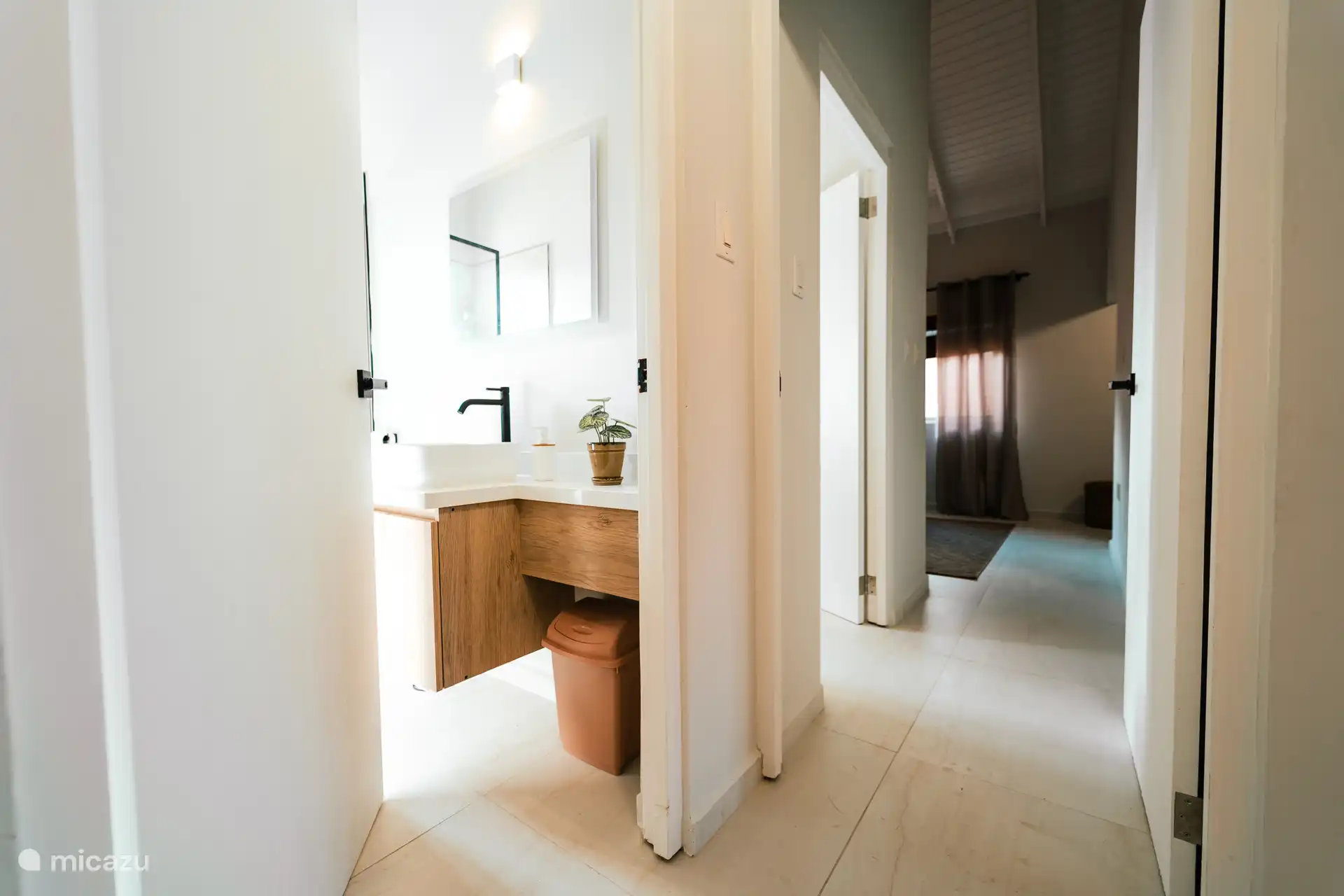 Gang naar badkamers en masterbedroom