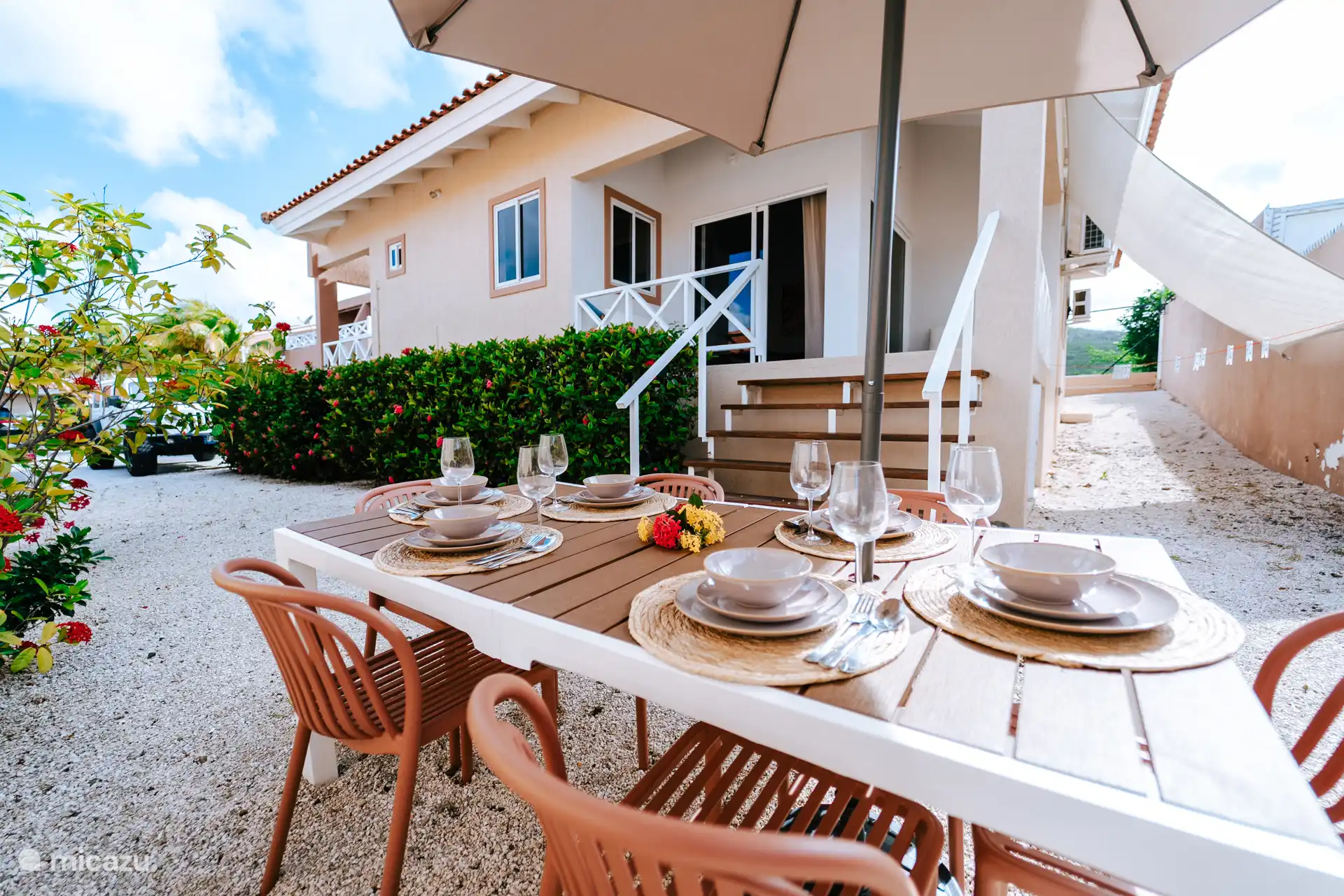 Terras zijkant woning