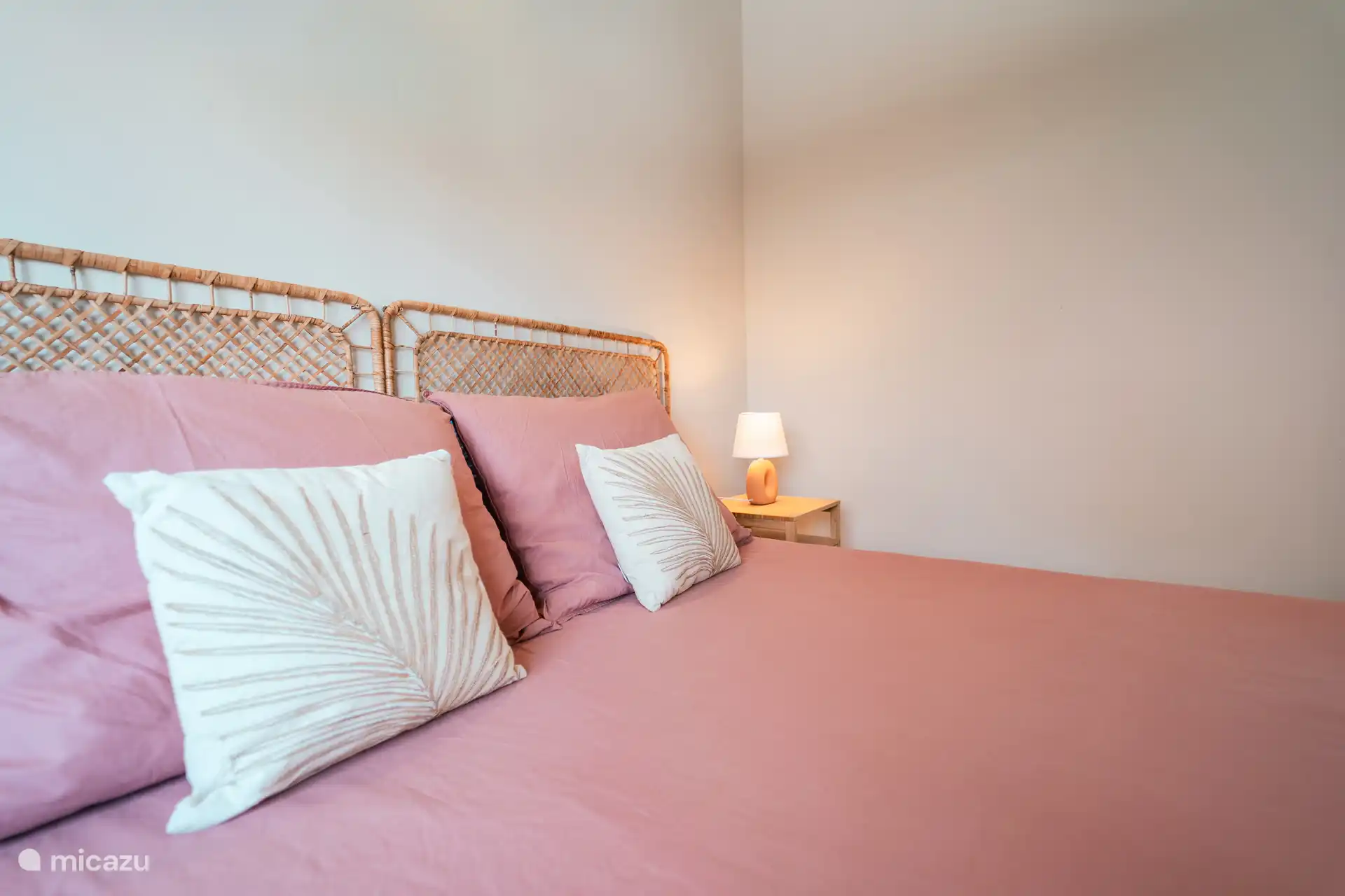 Close-up queensize bed slaapkamer 2