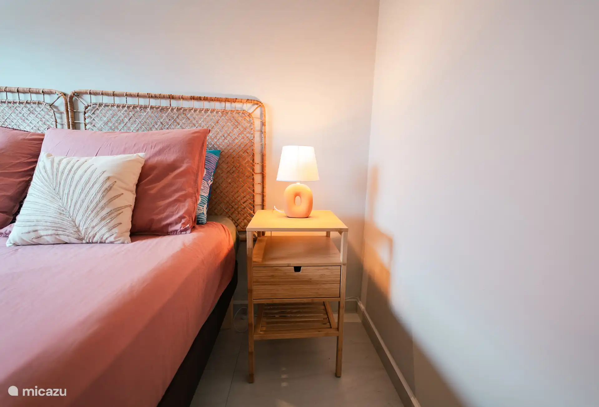 Nachtkastje en lampje slaapkamer 2