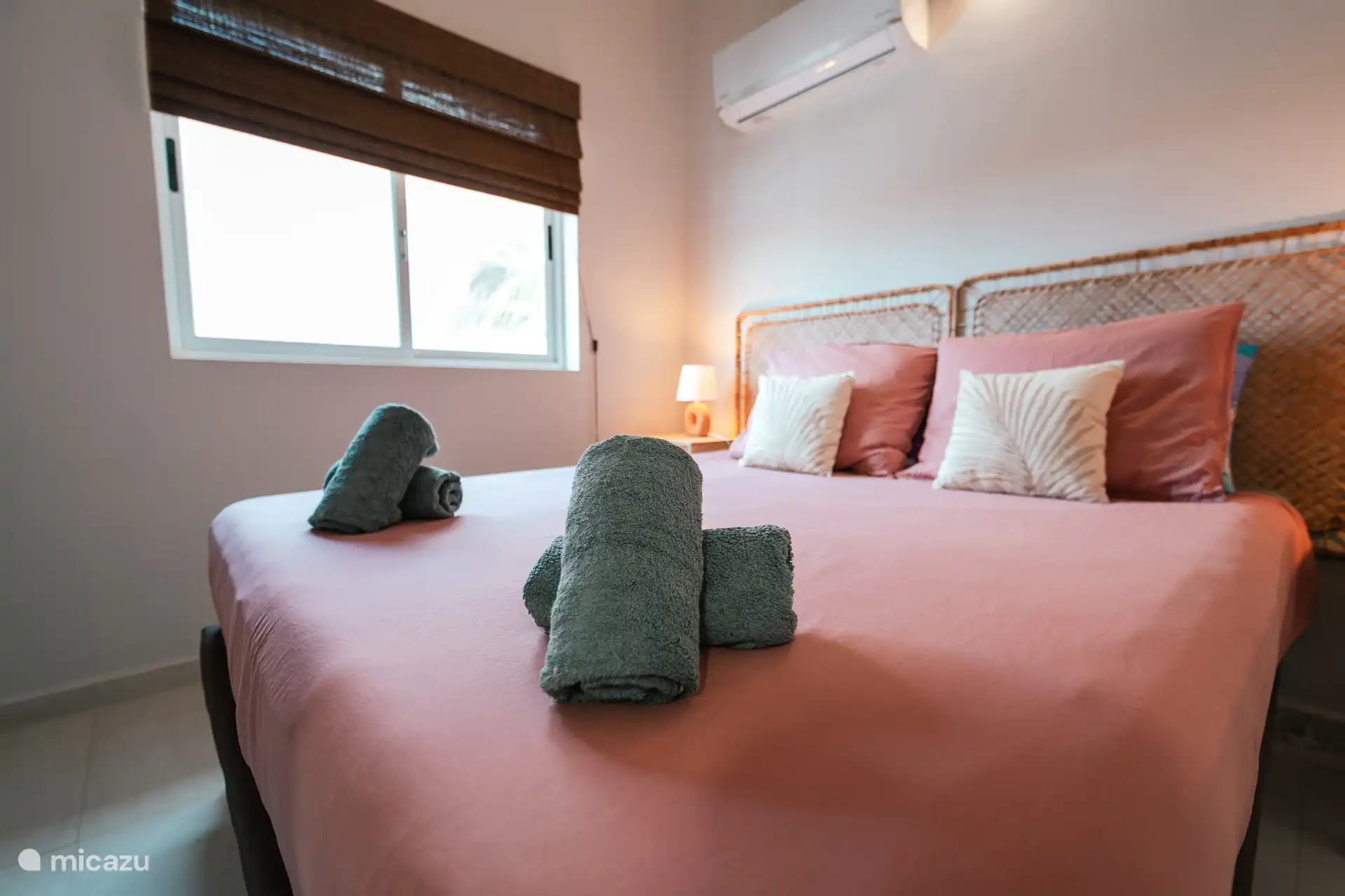 Close-up queensize bed slaapkamer 2