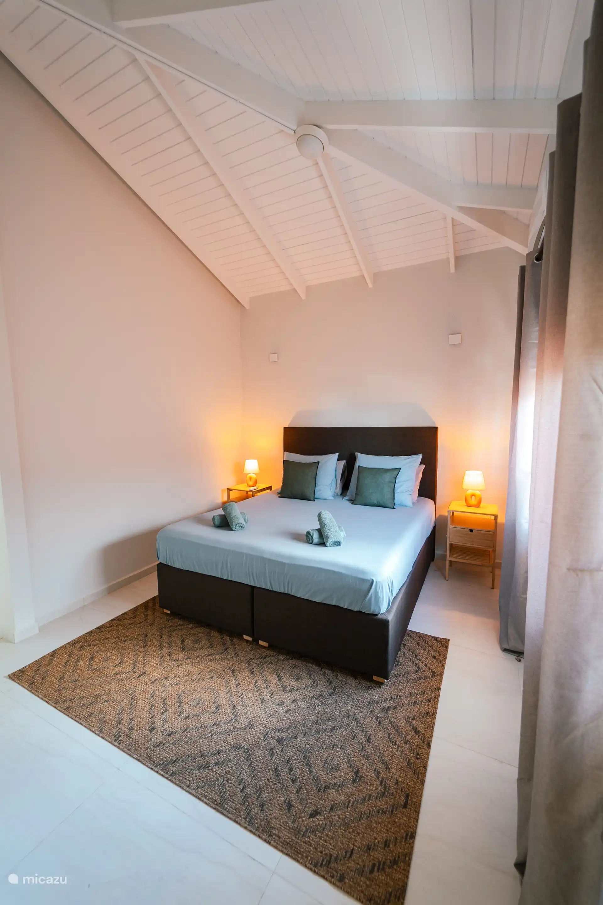 Masterbedroom met kingsizebed