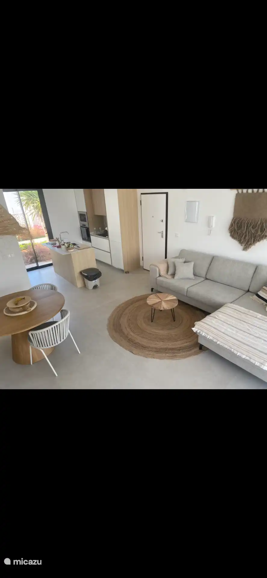 Woonkamer en keuken. Ingang langs zijkant gebouw. Op deze foto is onze voordeur in het midden. 
