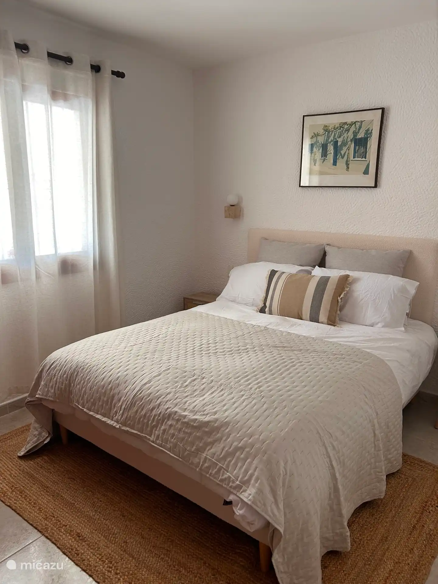 Un lit, matelas et une literie de qualité dans la chambre avant. 