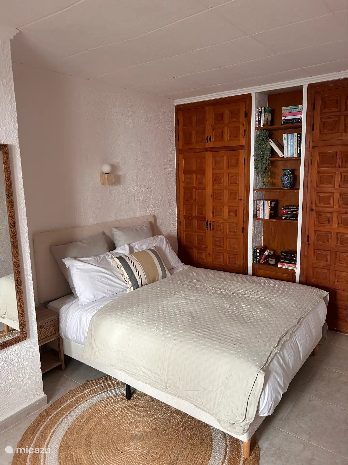 La chambre principale, avec salle de bain attenante. Entièrement rénovée, avec un nouveau lit, matelas et literie de luxe en coton.