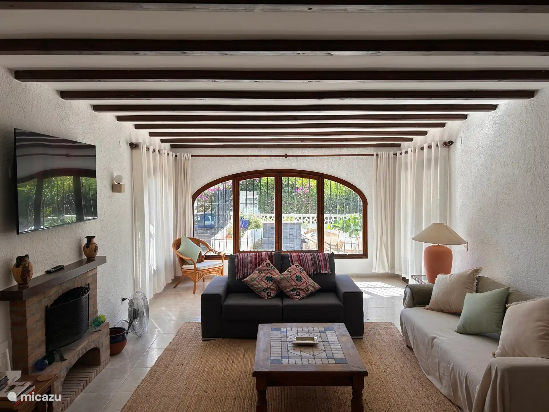 La lumière infiltre dans notre immense salon et salle à manger. Détendez-vous devant la télévision 55 pouces ou simplement relaxez avec un livre et profitez de la brise qui entre par les grandes fenêtres.