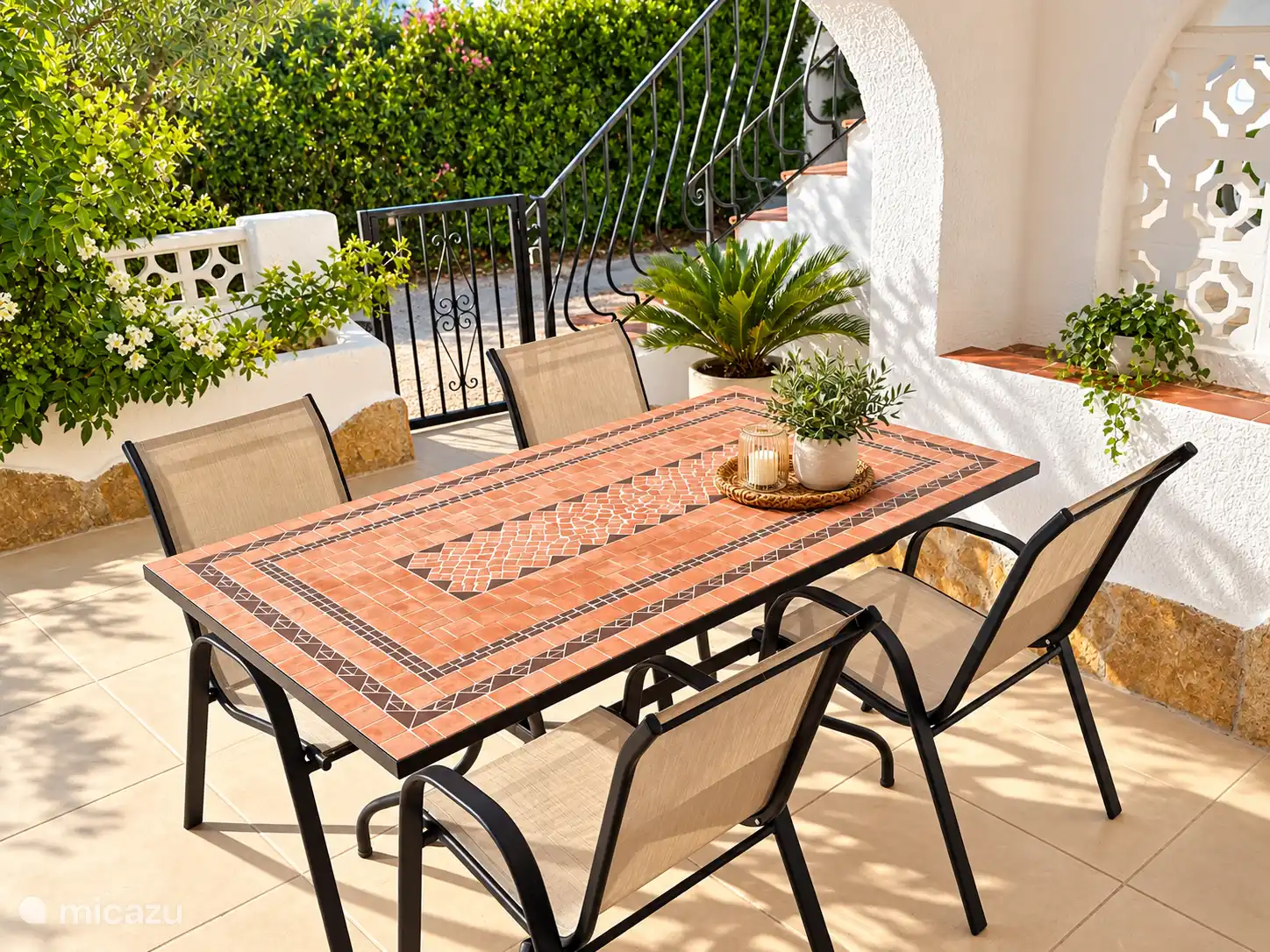 Il n’y a rien de mieux qu’un verre sur la terrasse alors que le soleil se couche.