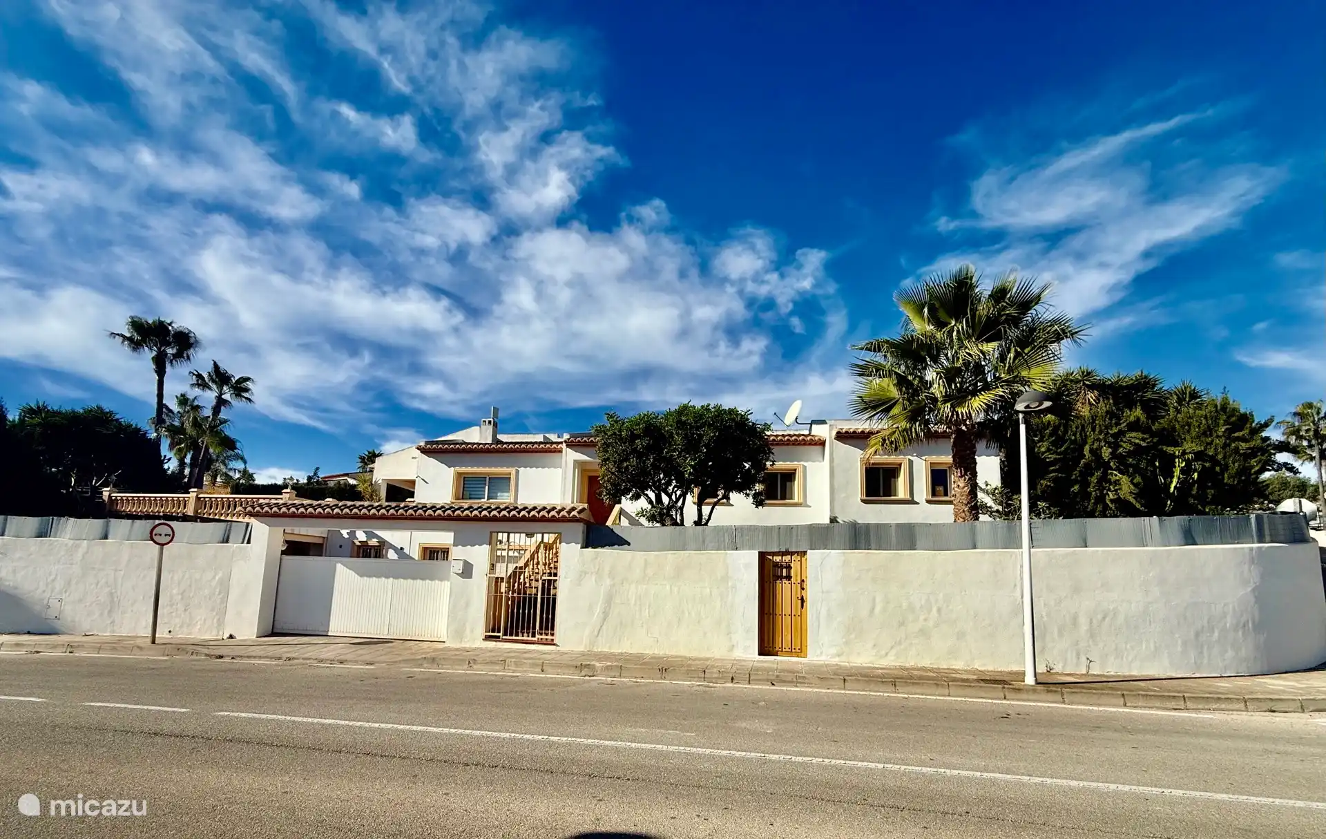 Exterior villa on a quiet road with beautiful views over the vineyards. Location superb, near restaurants and large supermarket.