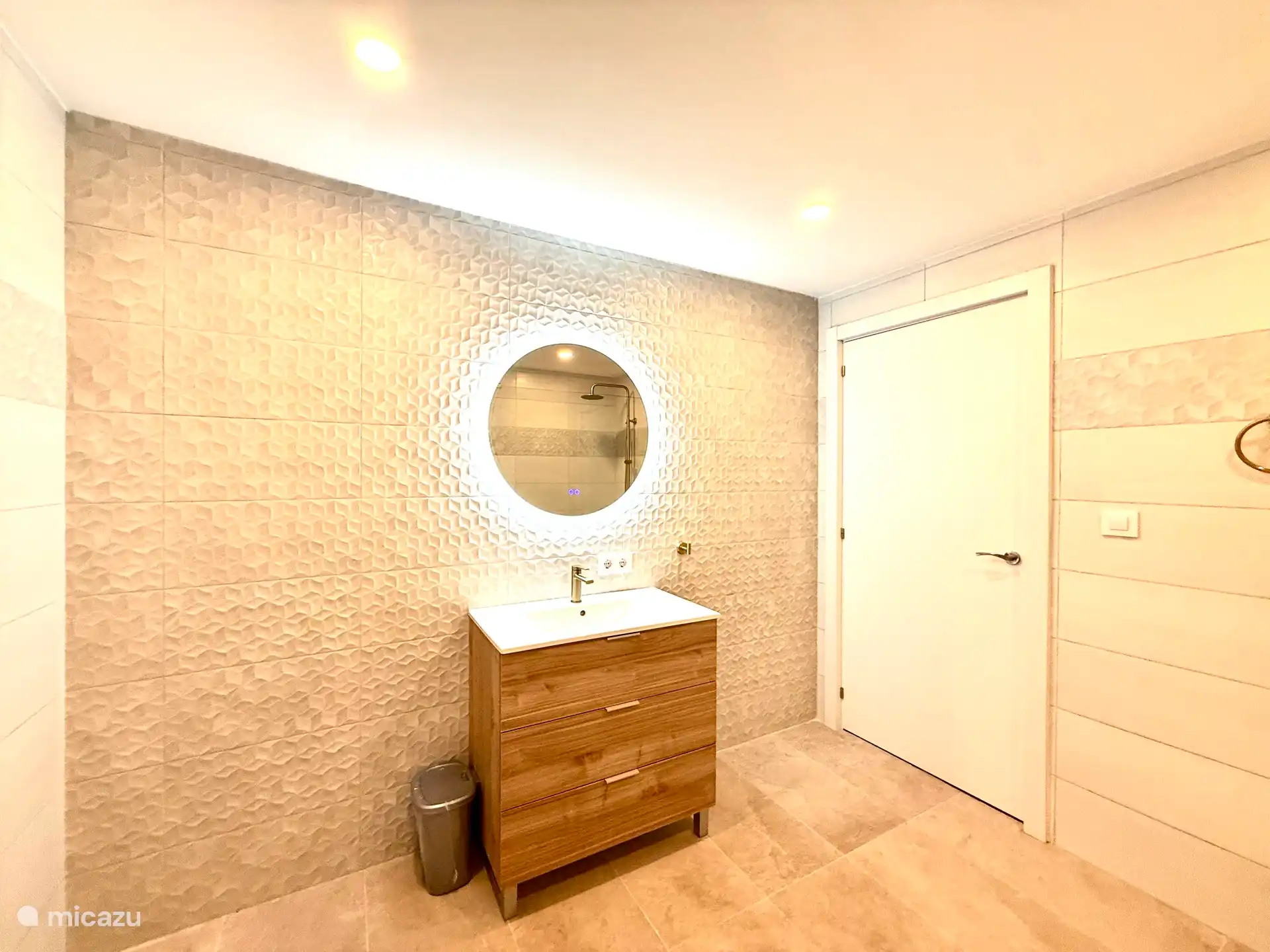 Very spacious new bathroom with a nice large bathroom furniture also ideal for a longer stay. A waterfall walk-in shower and a spacious separate bathtub.