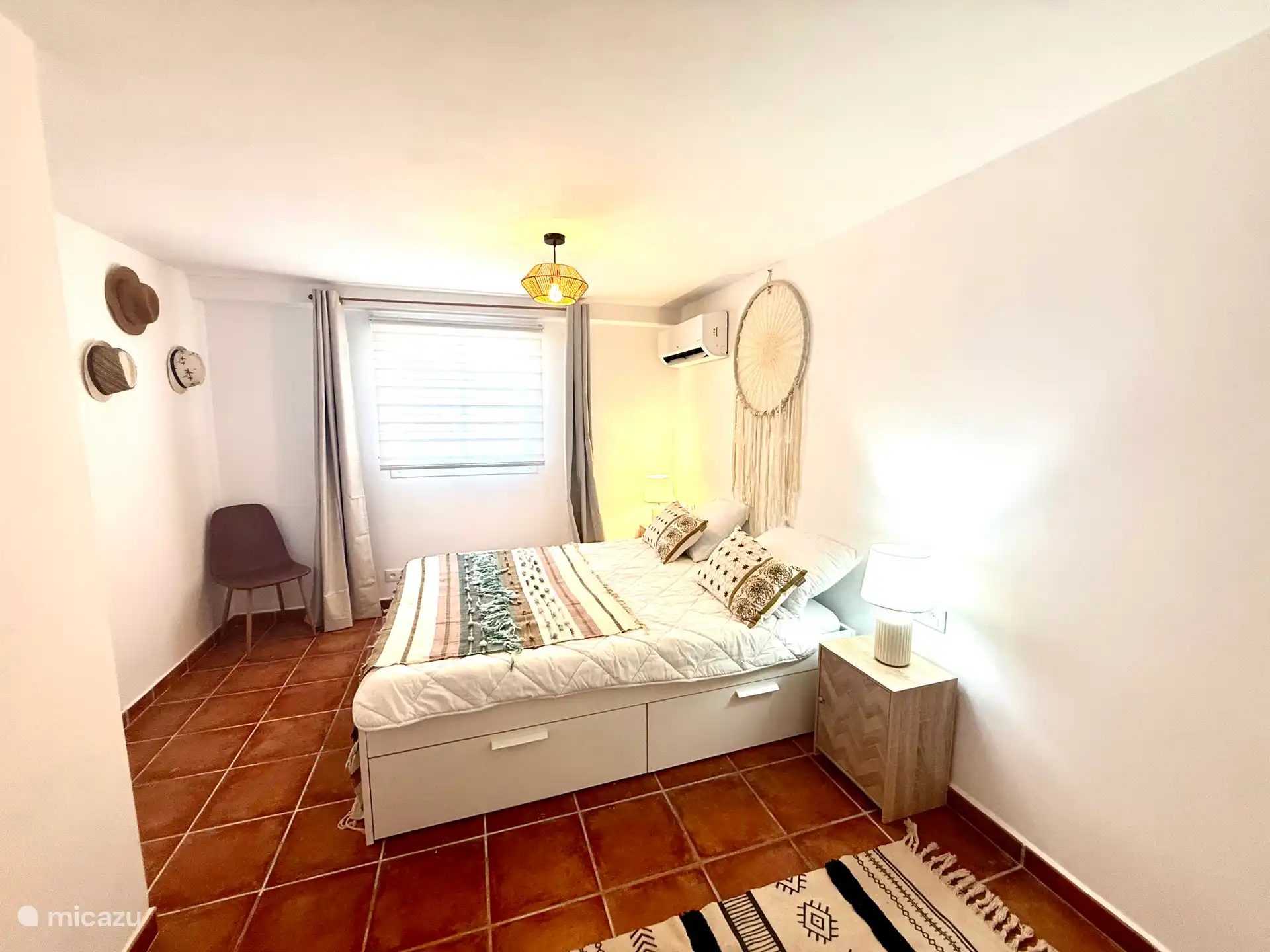 Spacious new luxury bedroom with air conditioning, double bed with bedside tables, bedside lamps, spacious wardrobe, rug, large mirror and cozy Ibiza decorations. Ideal also for longer stays.