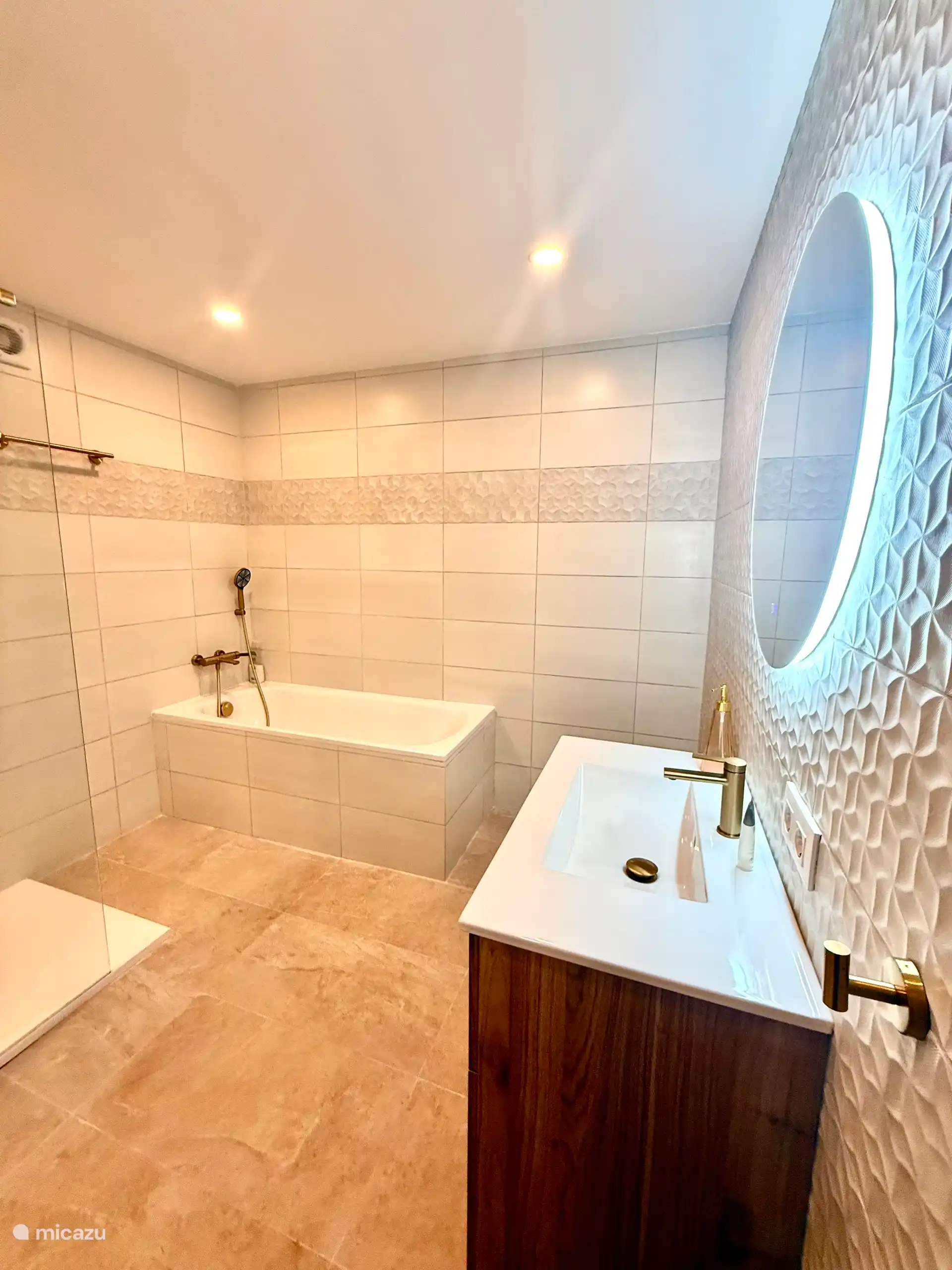 A spacious new bathroom with a nice large bathroom furniture also ideal for a longer stay. A waterfall walk-in shower and a spacious separate bathtub.