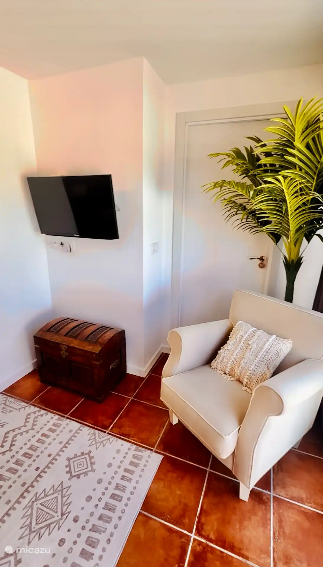 Smart TV with Videoland, Npo plus, Prime TV. Free internet. Comfortable sofa.