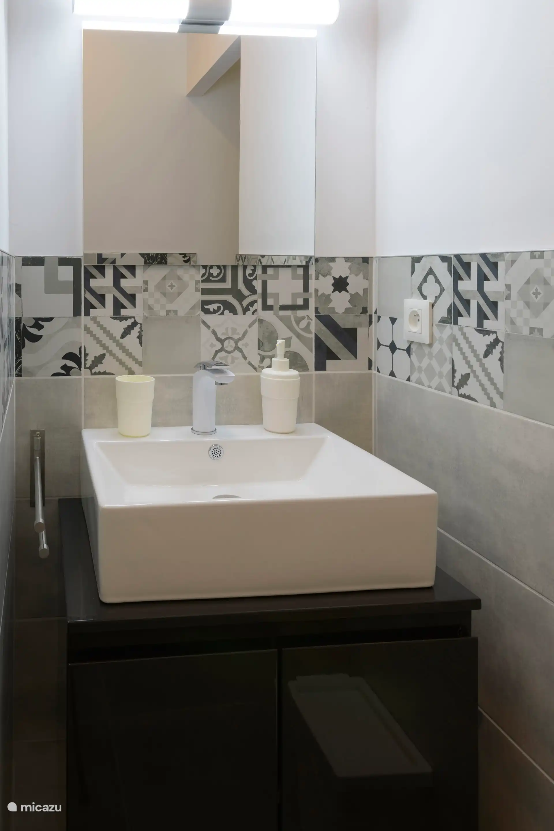 slaapkamer 1 met eigen badkamer, lavabo