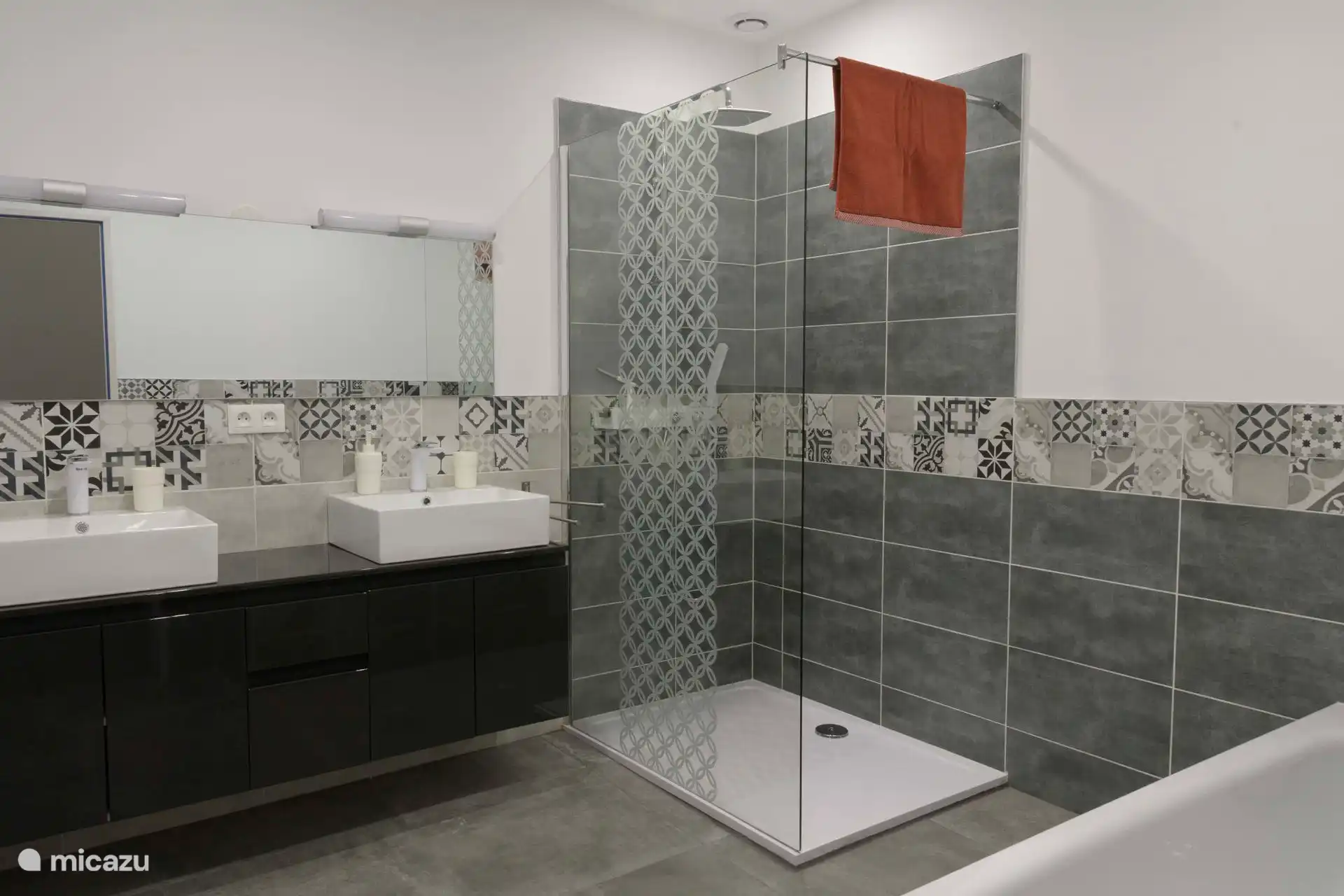 badkamer, douche + bad + dubbele lavabo