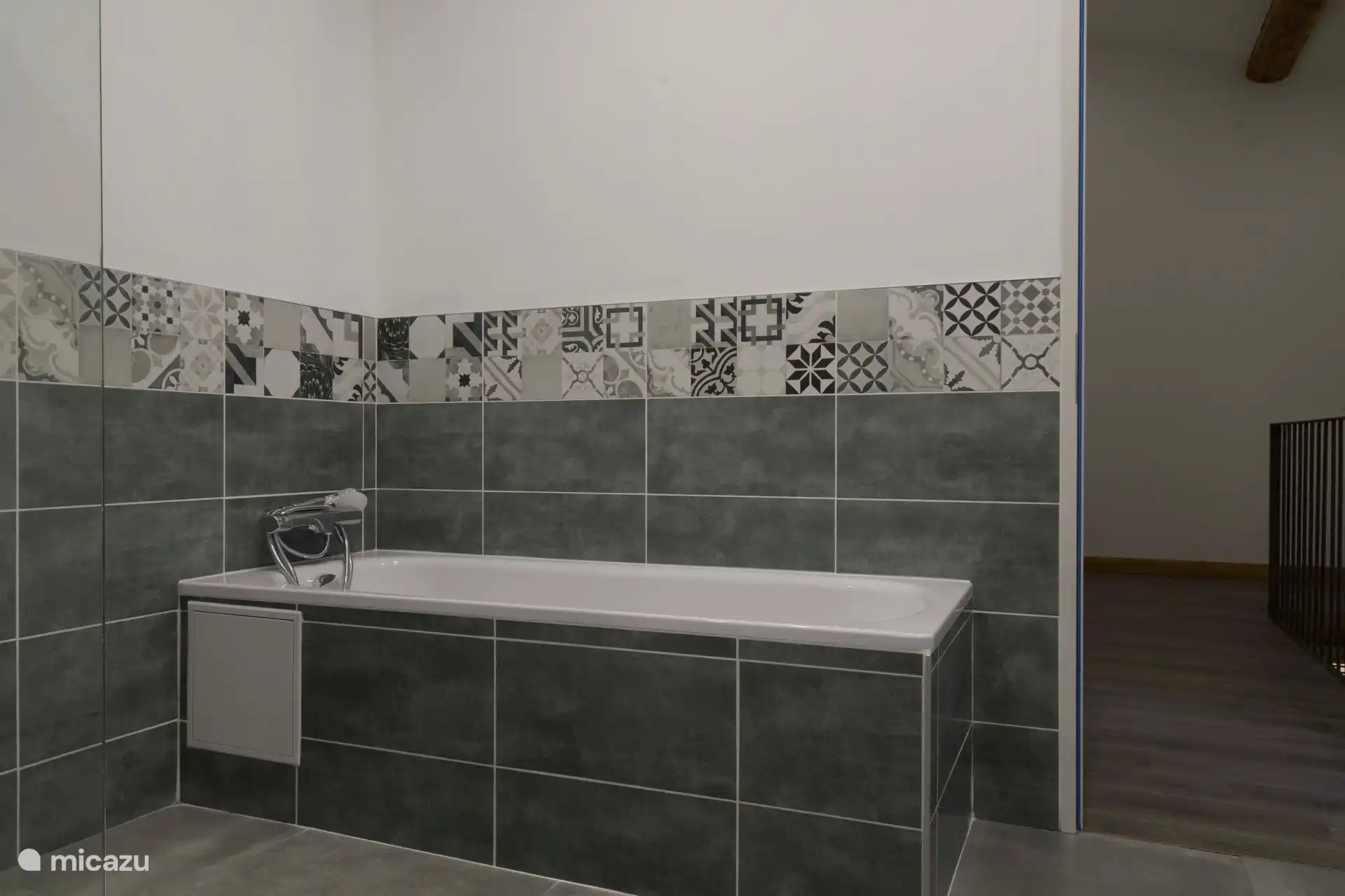 badkamer, douche + bad + dubbele lavabo