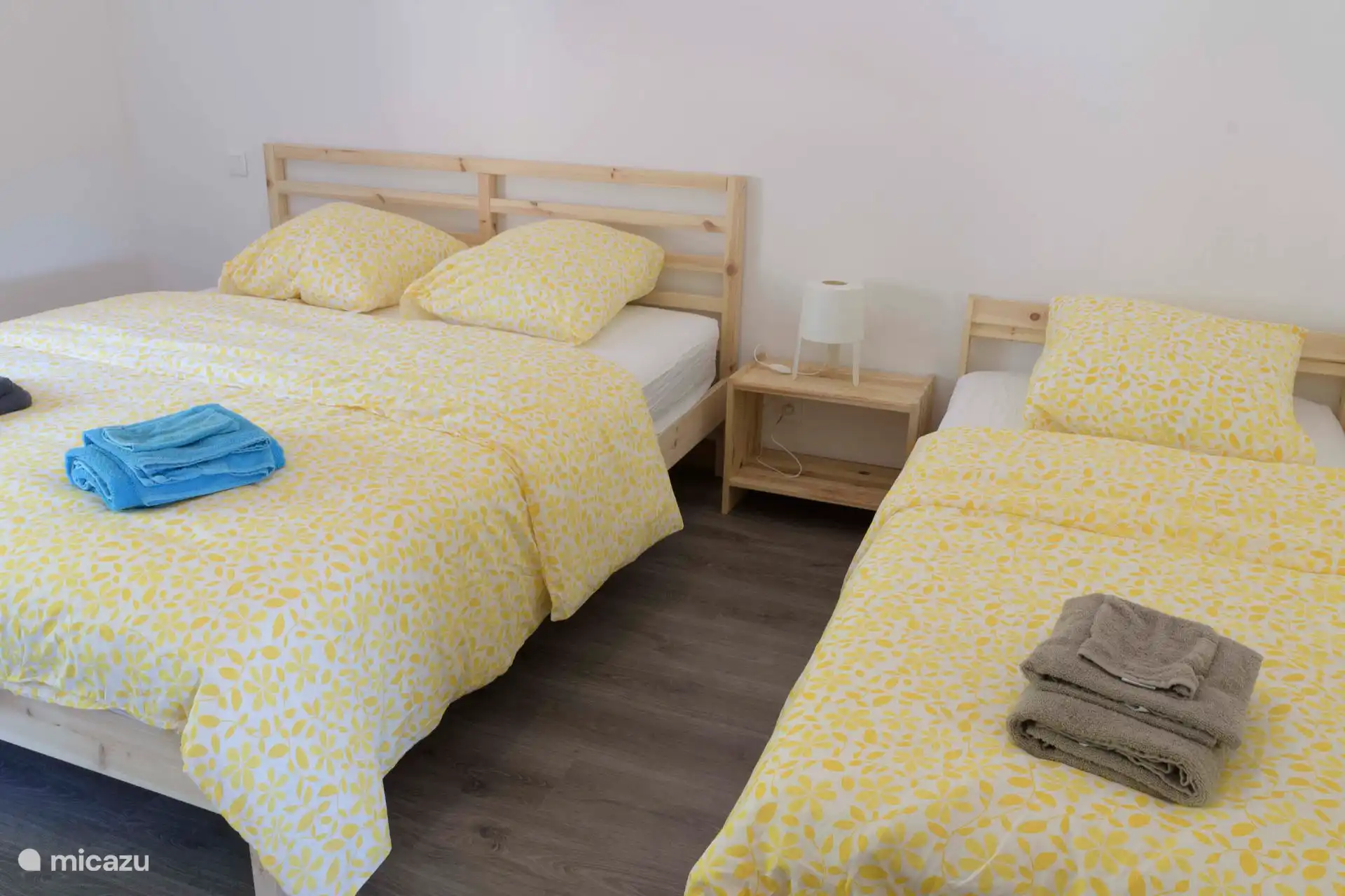Slaapkamer 2,  2-persoonsbed en 2 één-persoonsbedden