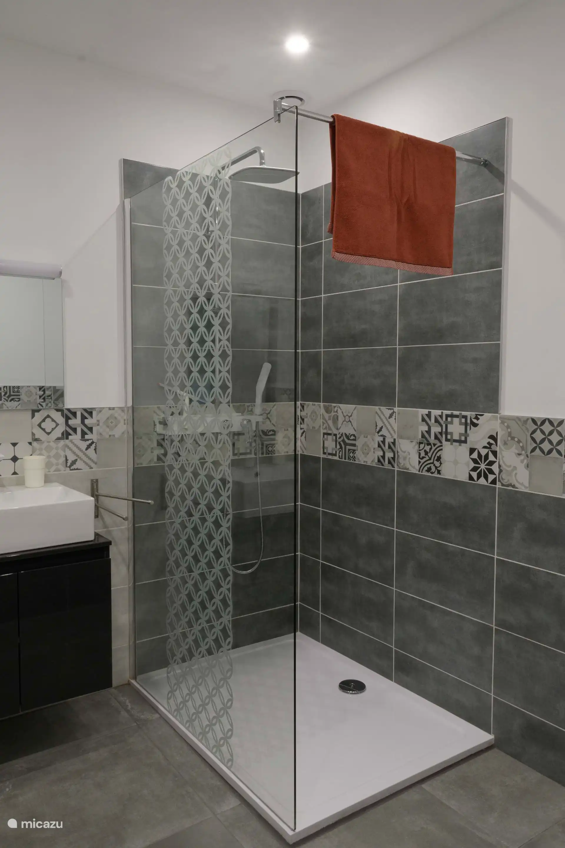 badkamer, douche + bad + dubbele lavabo