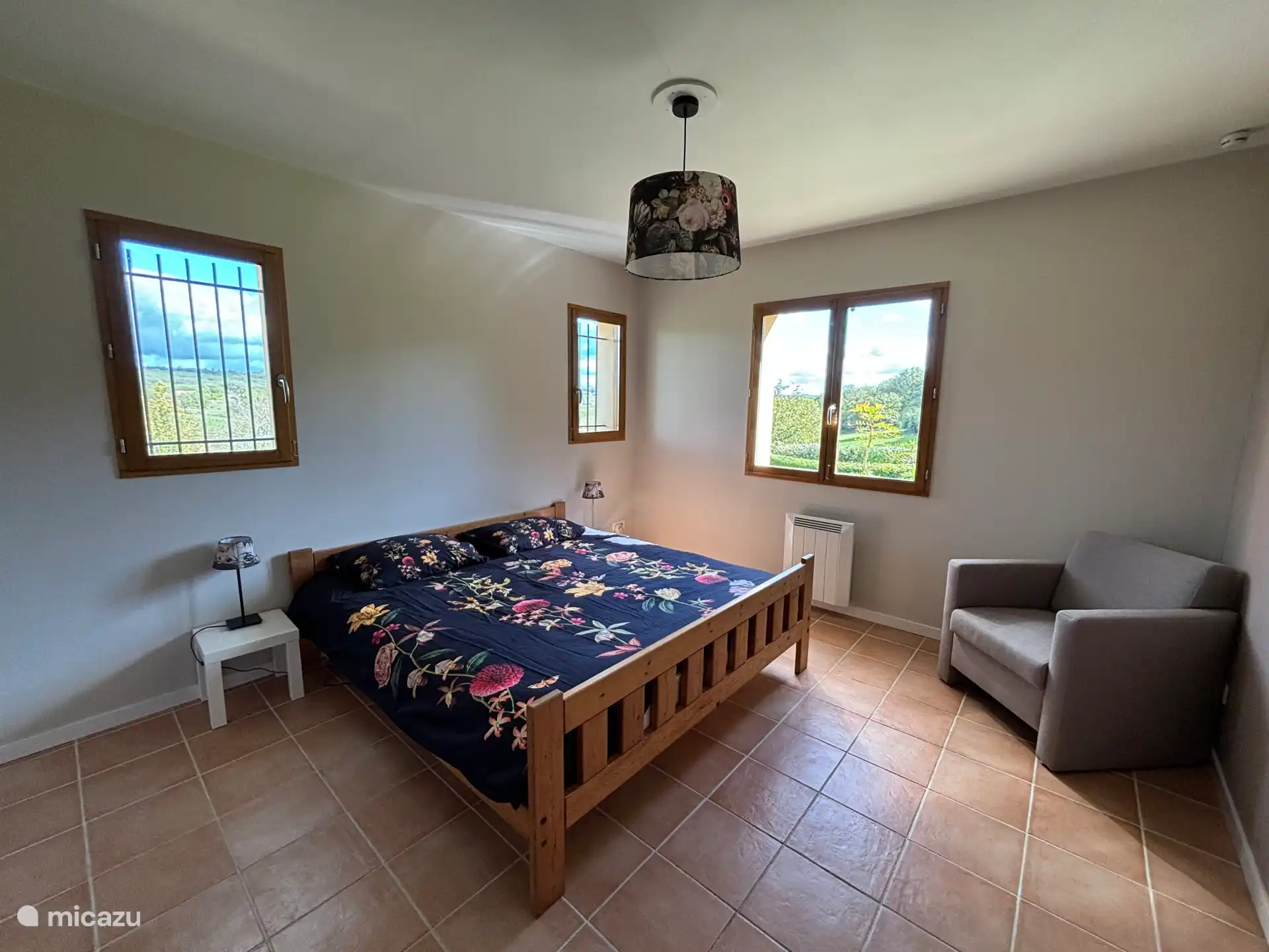 Spacious master bedroom with double bed (180×200) with topper. An ensuite bathroom. Equipped with pillows, blanket, wardrobe, bedside table and armchair. At night it is wonderfully quiet and dark.