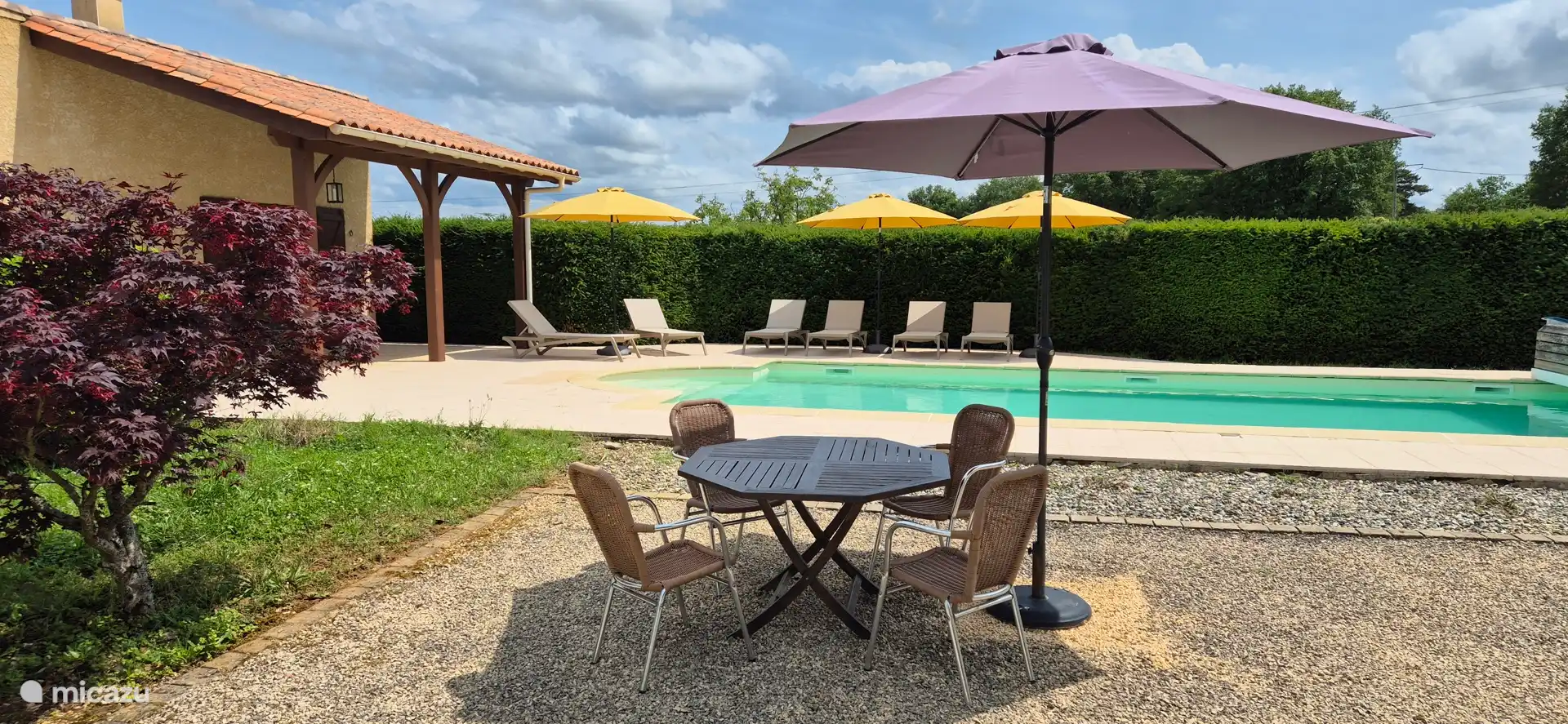 Terrace by the pool. We have garden furniture in several places in the garden, so that you can fully enjoy the garden and the outdoors. 