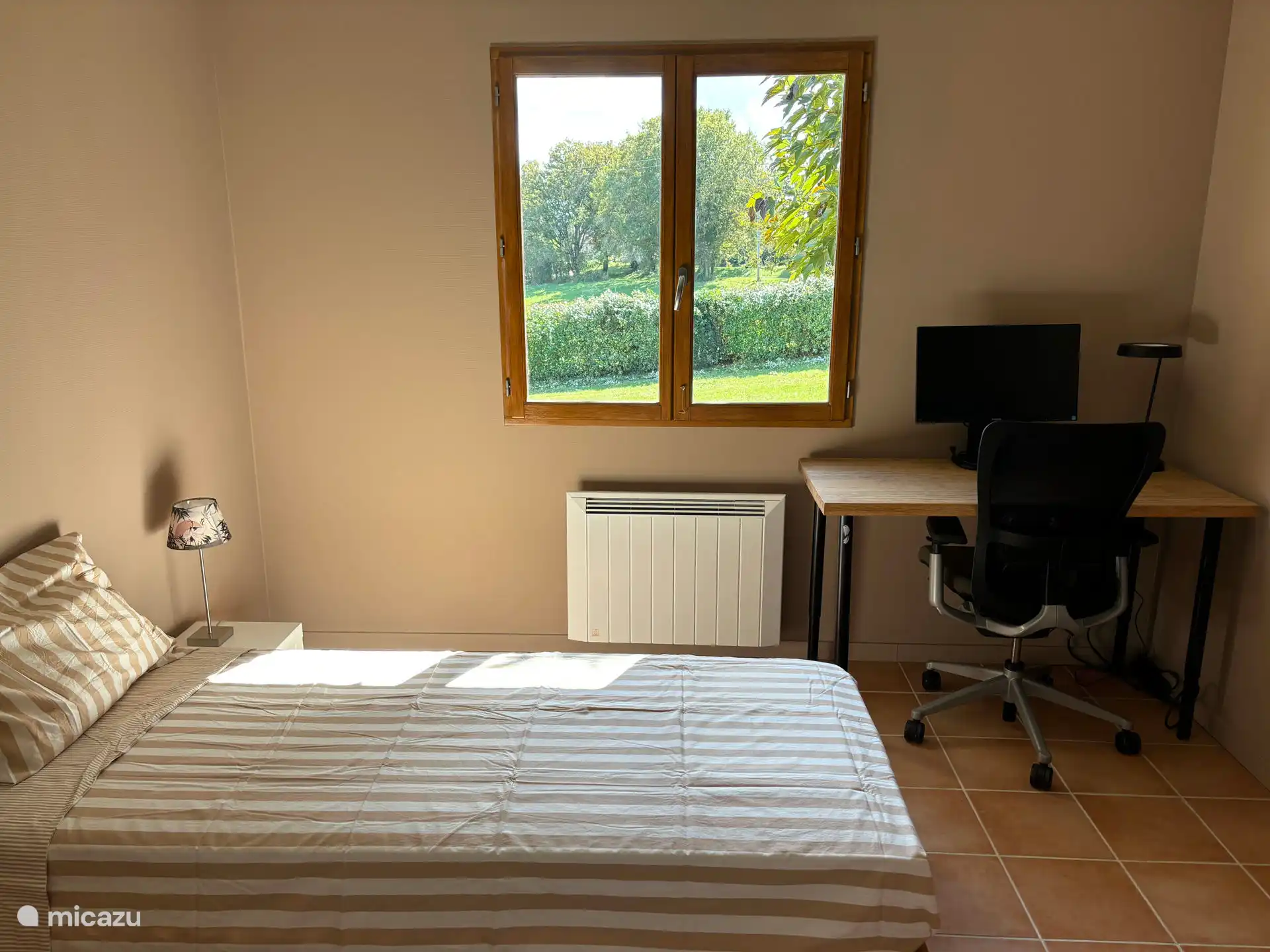 Bedroom with two single beds and a nice workplace. There are no curtains; In the evening you close the shutters and it becomes wonderfully dark and quiet. A cozy place to sleep and work.