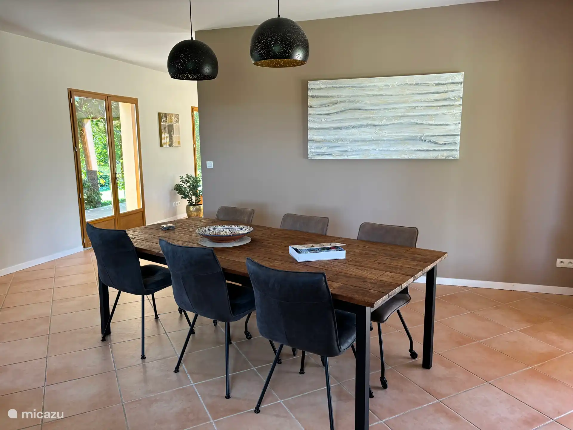 Dining table (extra chairs available)