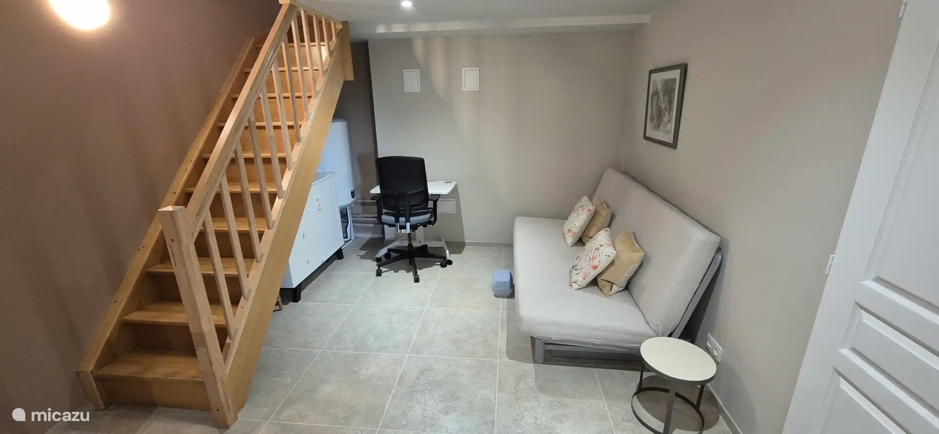 Lower floor with a lounge area, sofa bed and workplace. In the summer, this is the coolest room in the house. Ideal for relaxing, reading or just working quietly. 