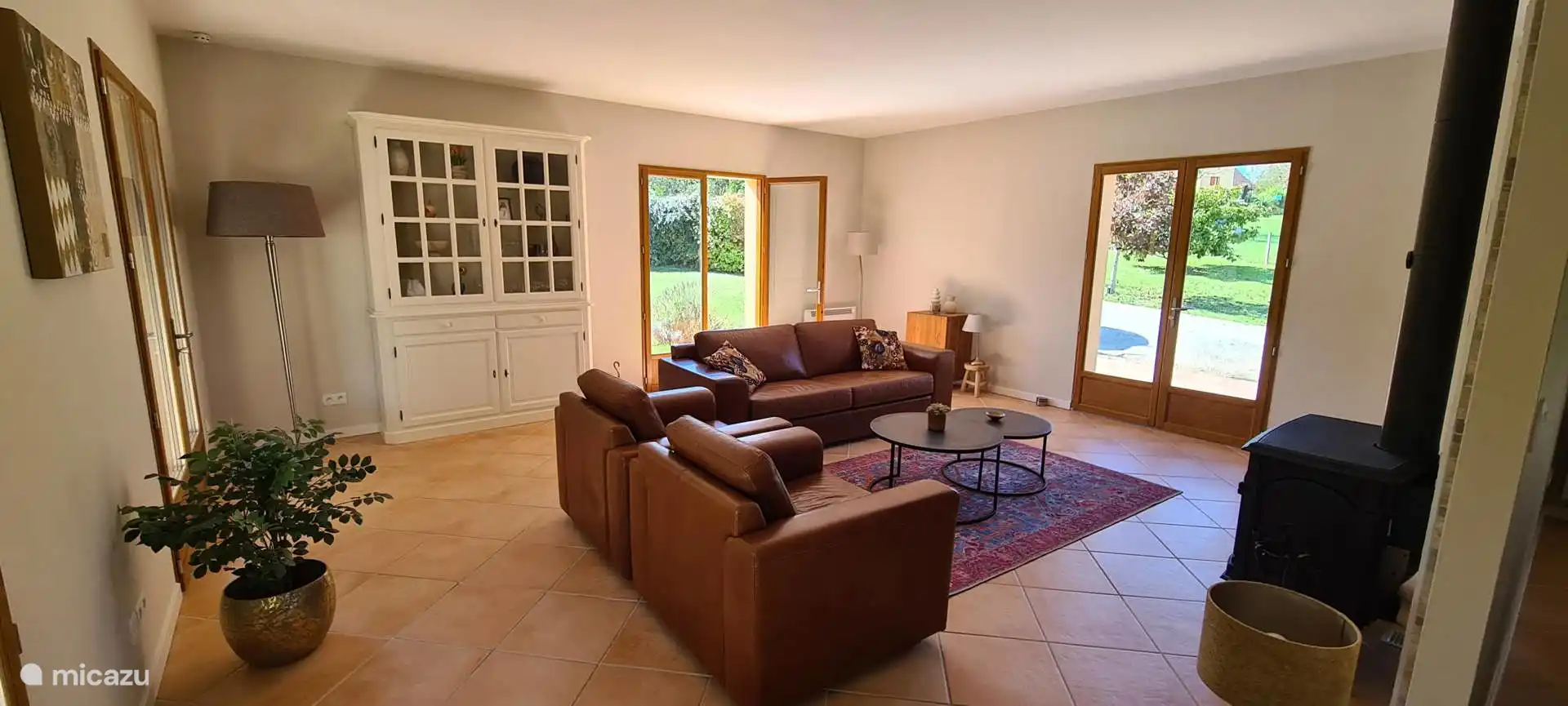 Spacious, bright and comfortable living room. With television that allows you to watch Dutch TV or streaming services via your own account. There are various games and books. 