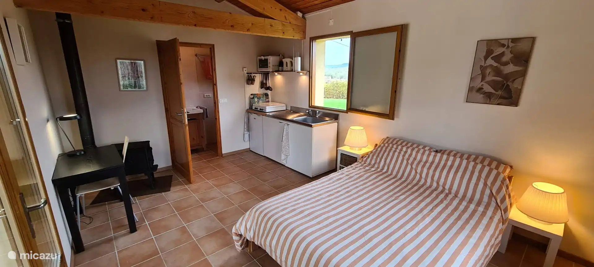 Guest house (tiny house) for two people. Small bathroom with shower and toilet. And a double bed (140 cm)
