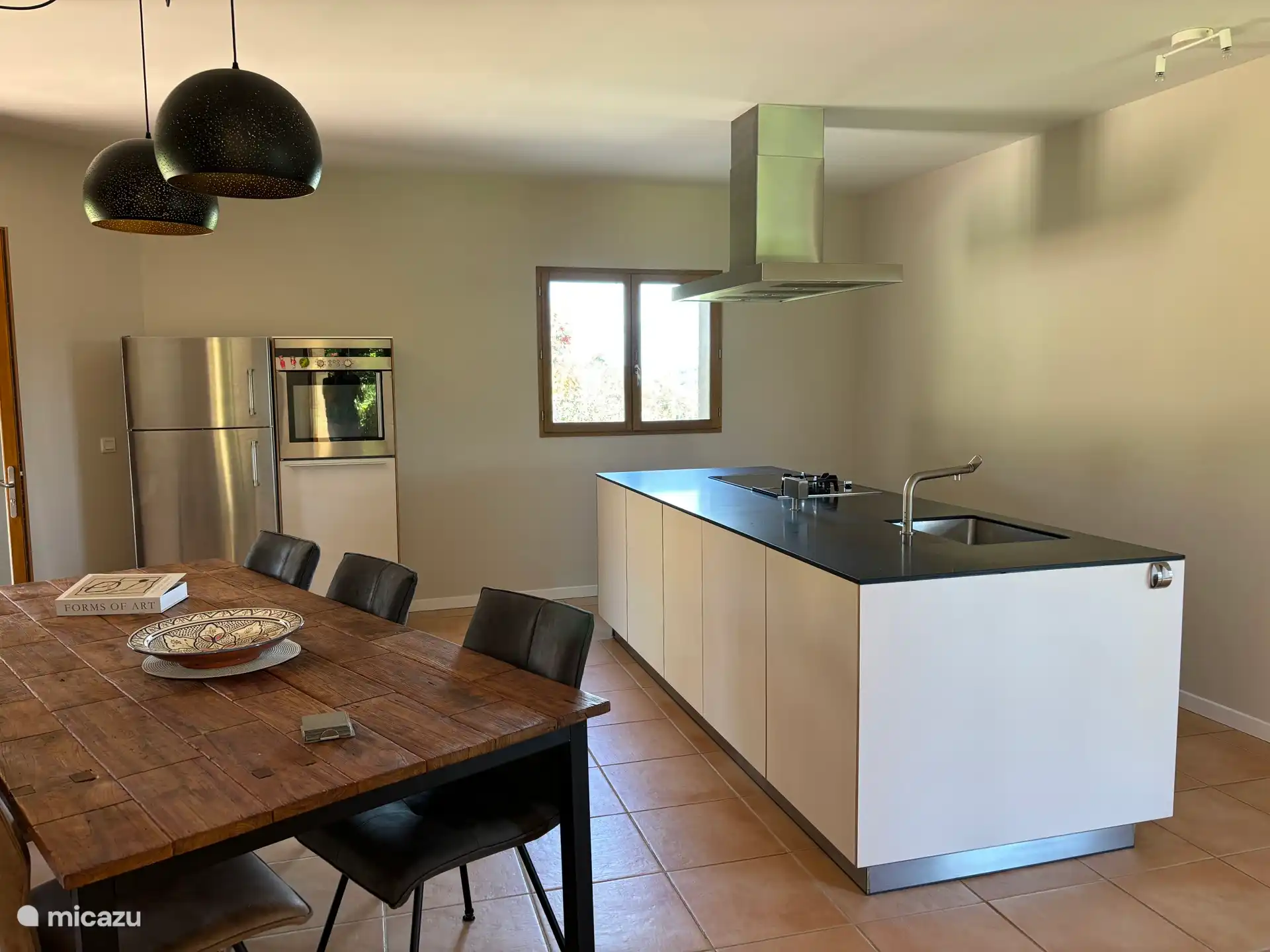 Fully equipped kitchen with a spacious dining table for 8 people (extra chairs are available)