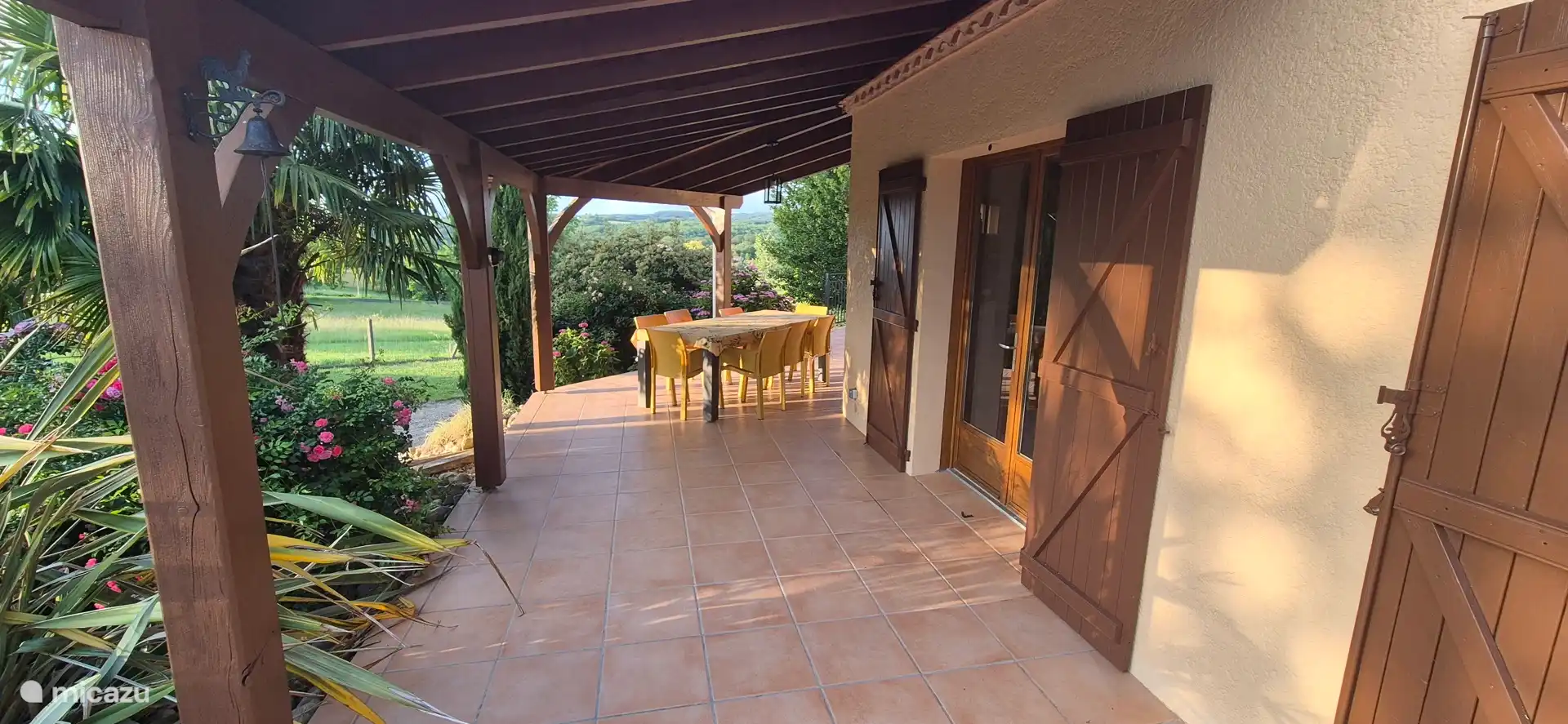 Delicious outdoor dining at the spacious dining table. There is also plenty of shade. 