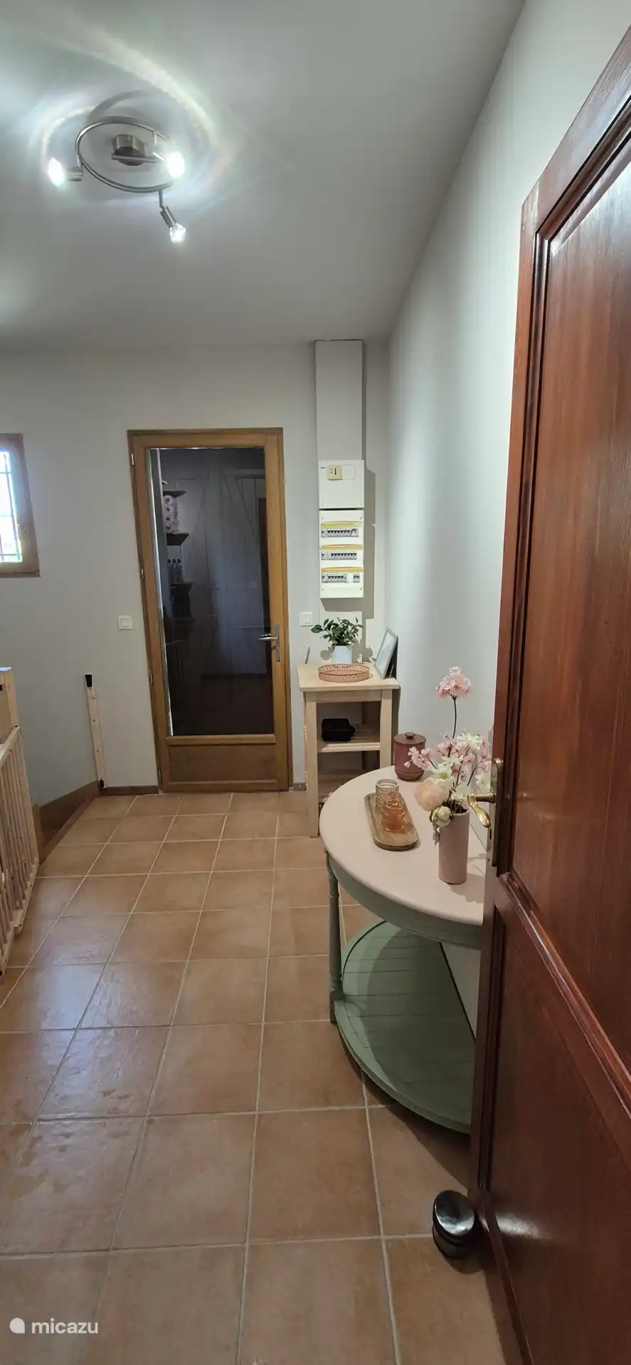 Hall to the ground floor with stairs with a child gate. Here you will also find the pantry with cleaning supplies and toilet paper. 