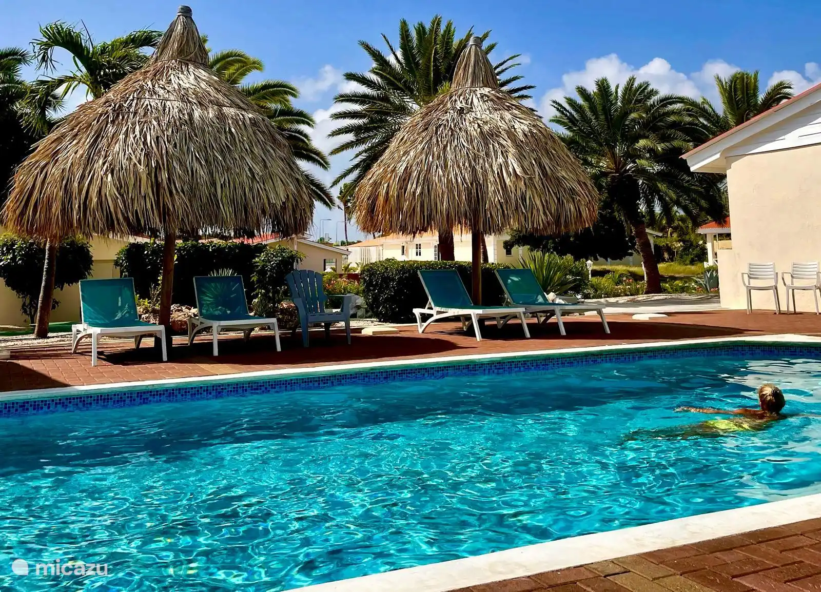 Het sfeervolle resort zwembad. Met palapa's en een overkapping voldoende schaduw. Genieten van het uitzicht vanaf uw ligbedje.
