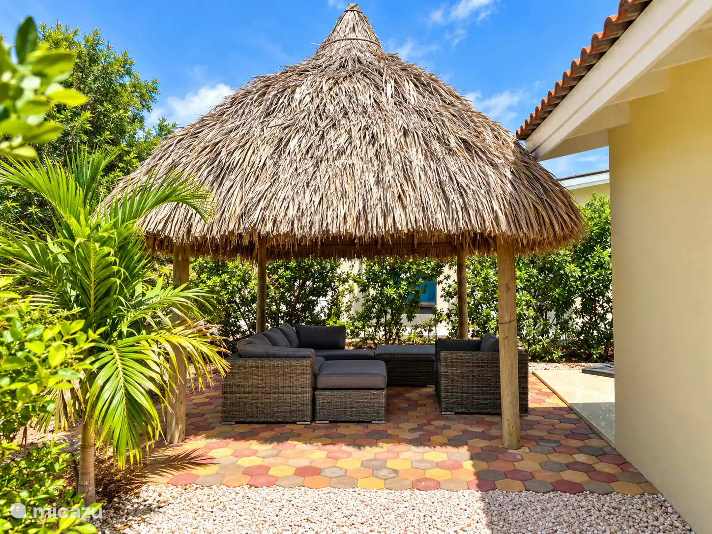 Zitgelegenheid onder de palapa in de tropische tuin 