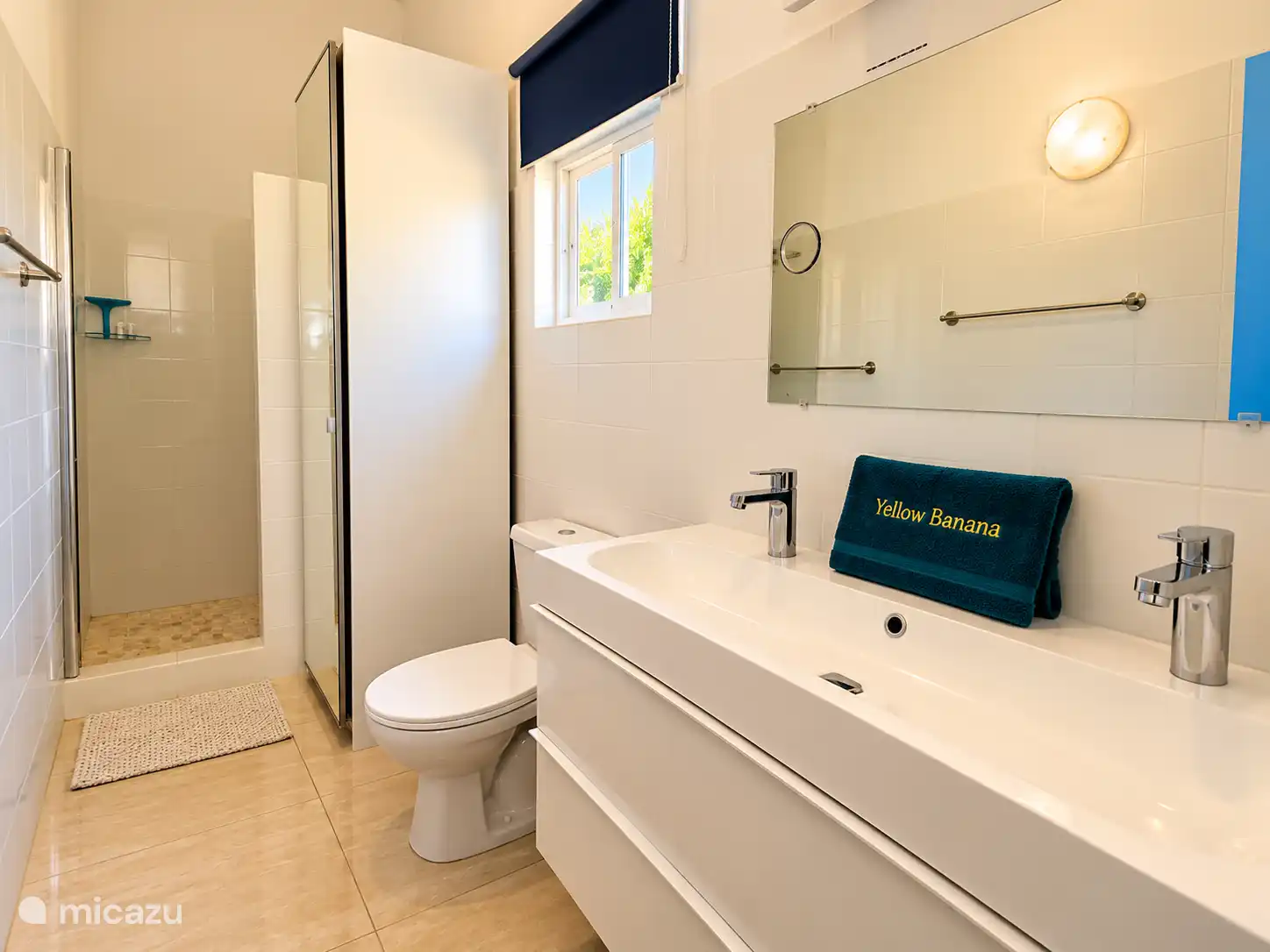 Badkamer met douche, toilet en wastafel. Handdoeken en strandlakens aanwezig.